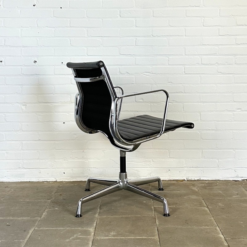 Vitra Ea 108 Zwarte Design Stoel, Ontworpen Door Charles & Ray Eames image 6