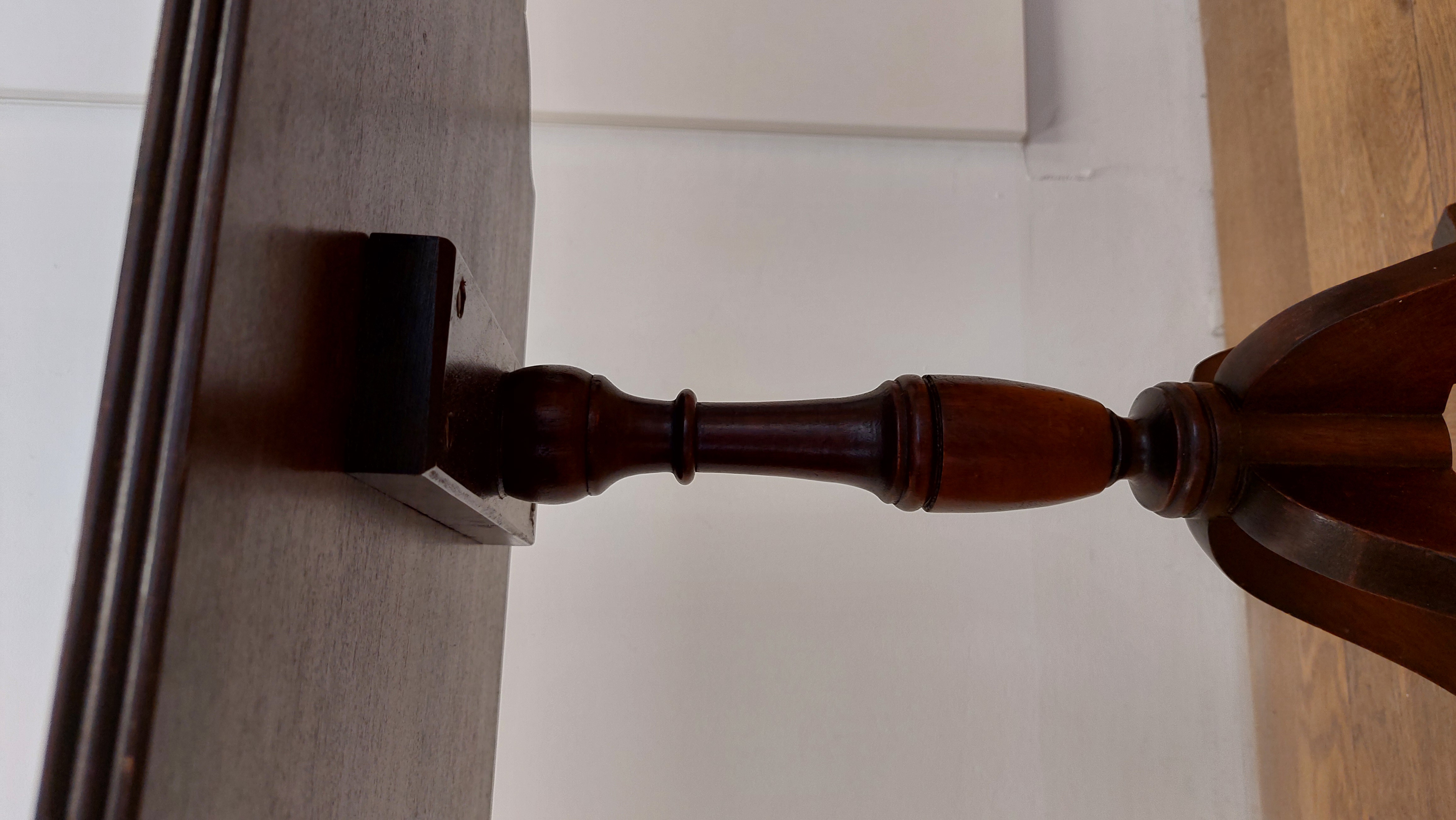 Bijzettafeltje Met Rood Leder Blad Met Goudkleurige Sierrand image 9