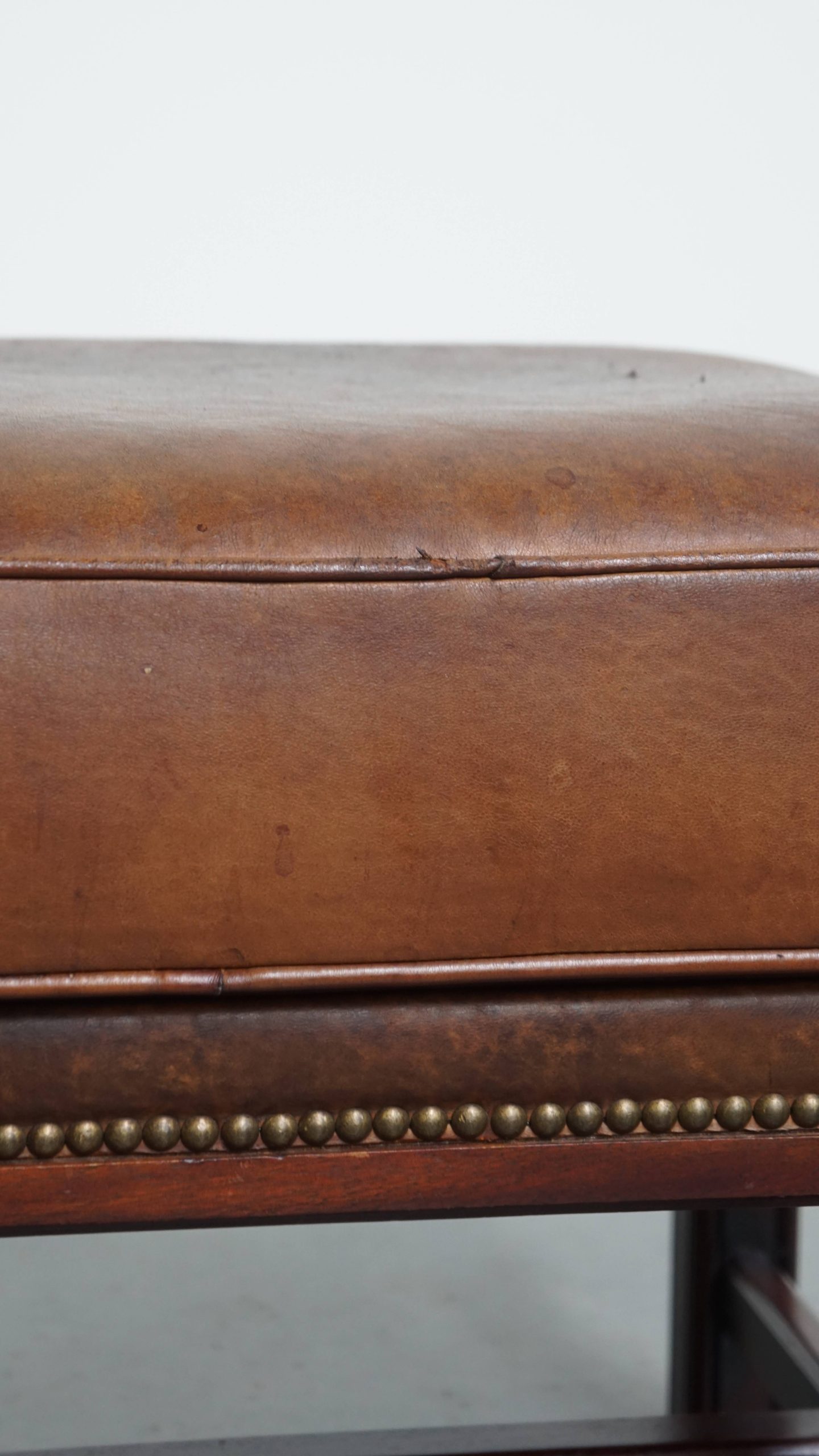 Hocker Gemaakt Van Schapenleer Met Een Houten Frame En Een Afwerking Met Siernagels image 9