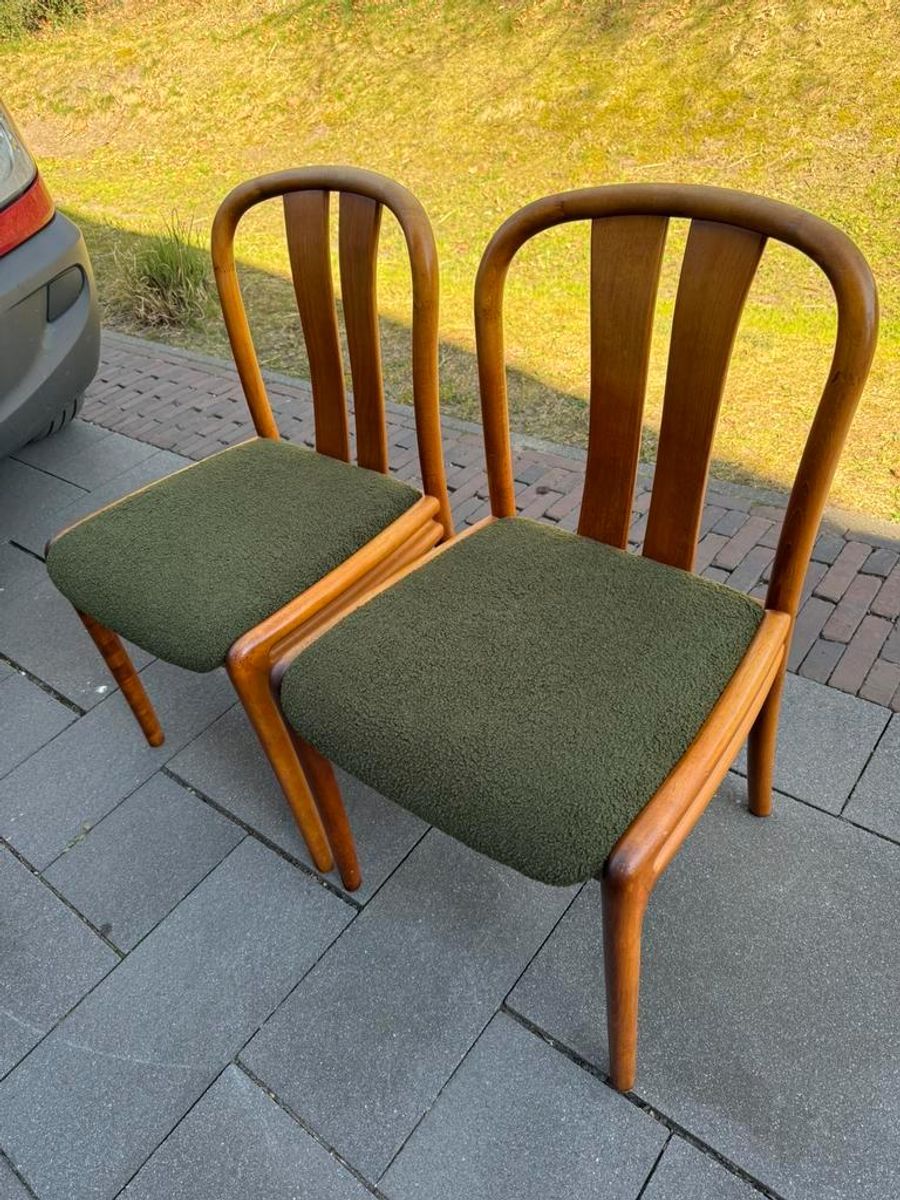 2 Hergestoffeerde Casala Stoelen image 9