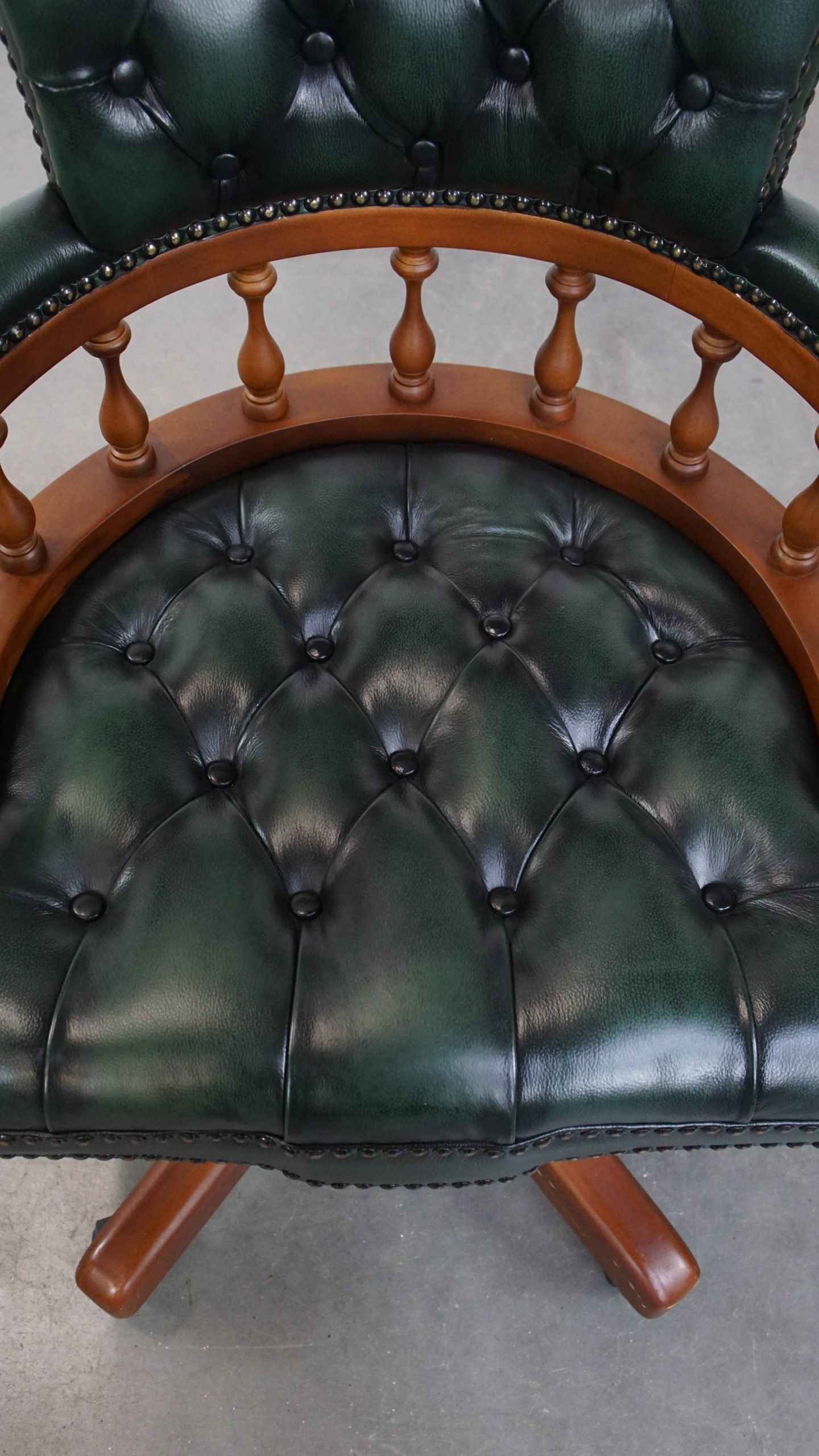 Stijlvolle Functionele Rundleren En Houten Donkergroene Chesterfield Bureaustoel Op Wieltjes image 7