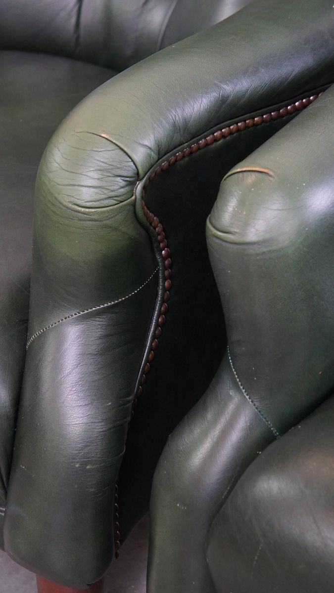 Zeer Charmante Set Van 2 Groene Rundleren Chesterfield Fauteuils In Engelse Stijl image 11