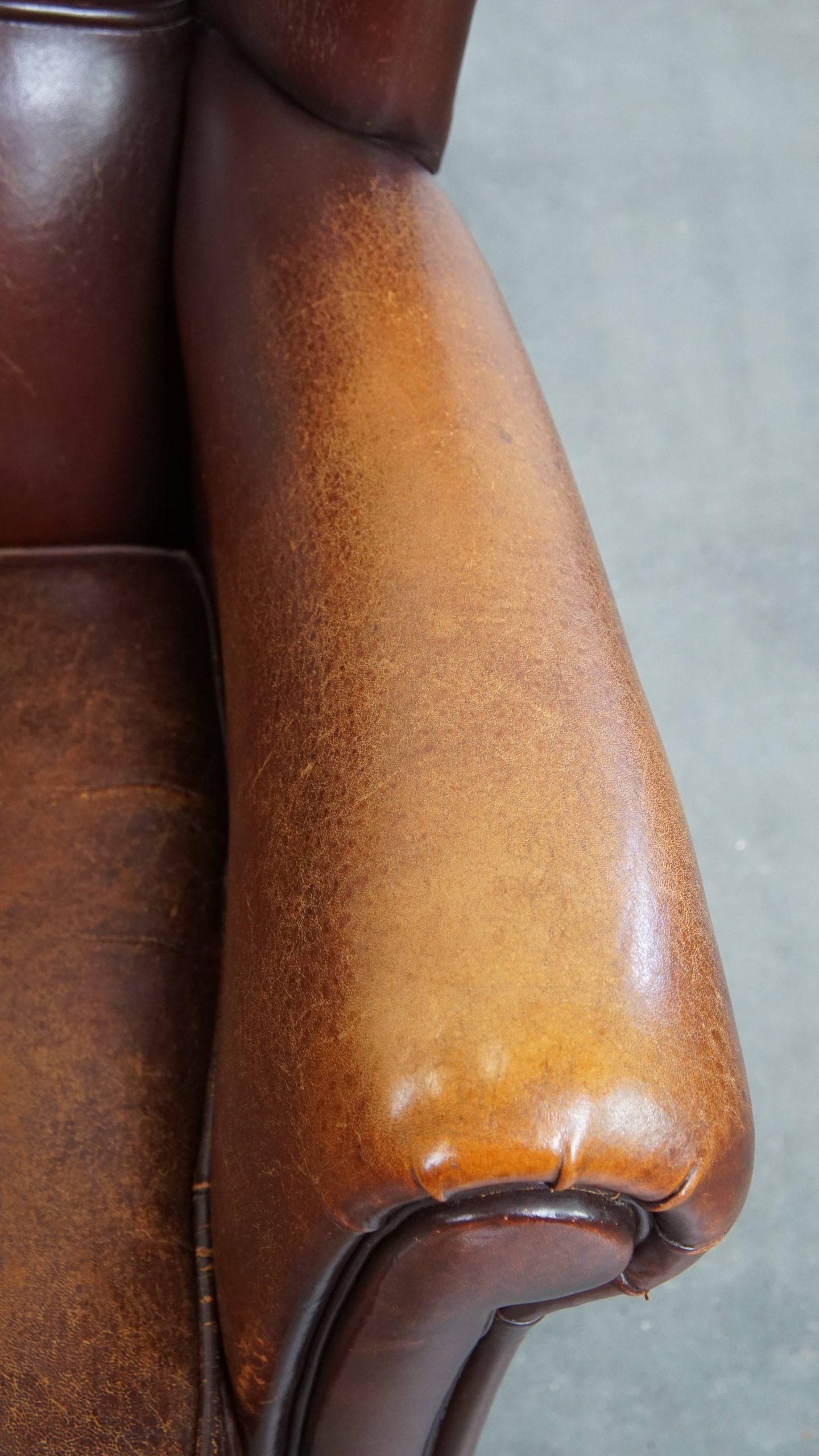 Karaktervolle Schapenleren Oorfauteuil Met Een Donkere Warme Kleurstelling En Een Prachtig Patina image 9