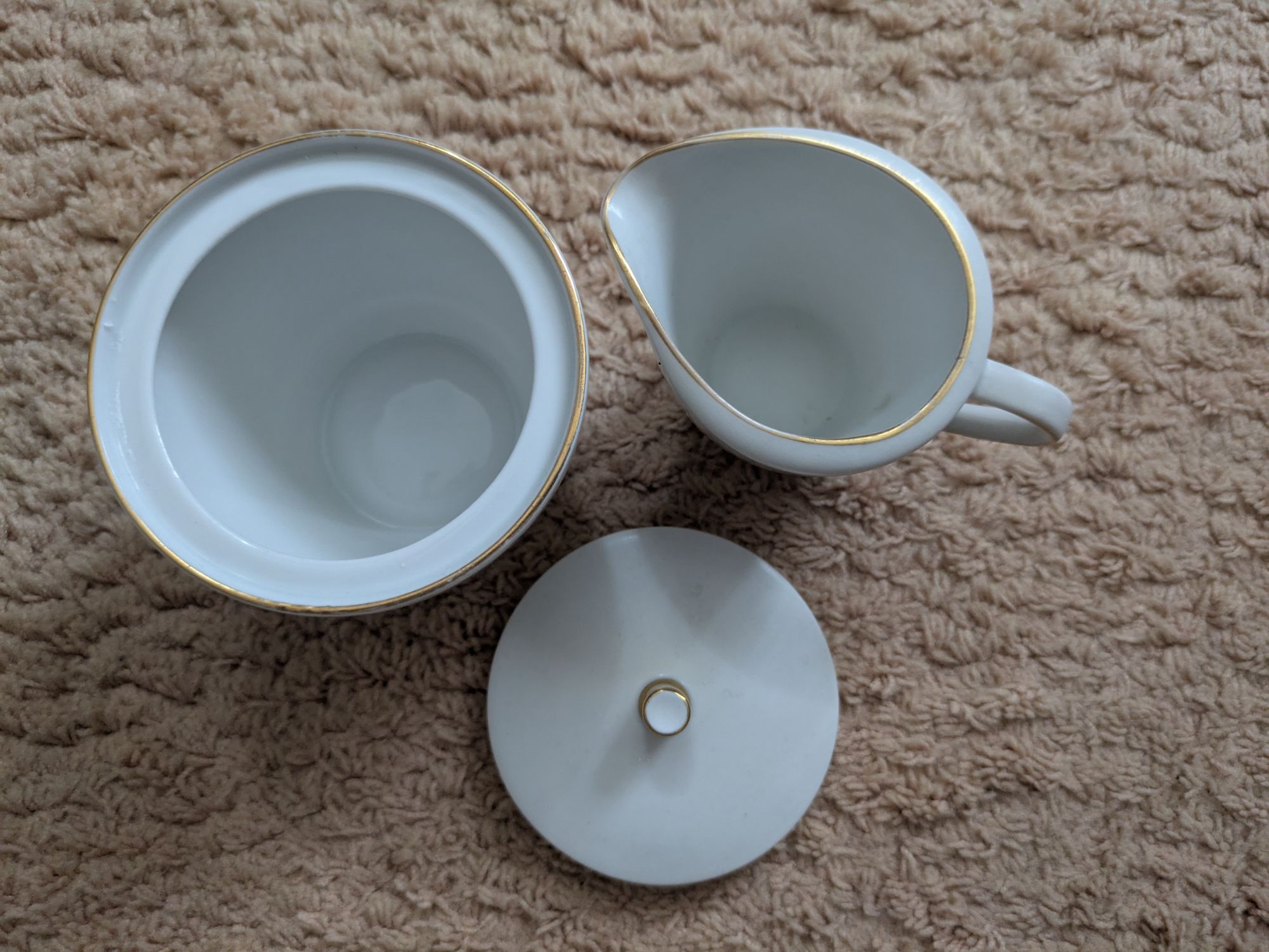 Thee Of Koffiepot, Melk En Suiker En Vijf Ontbijtbordjes image 6
