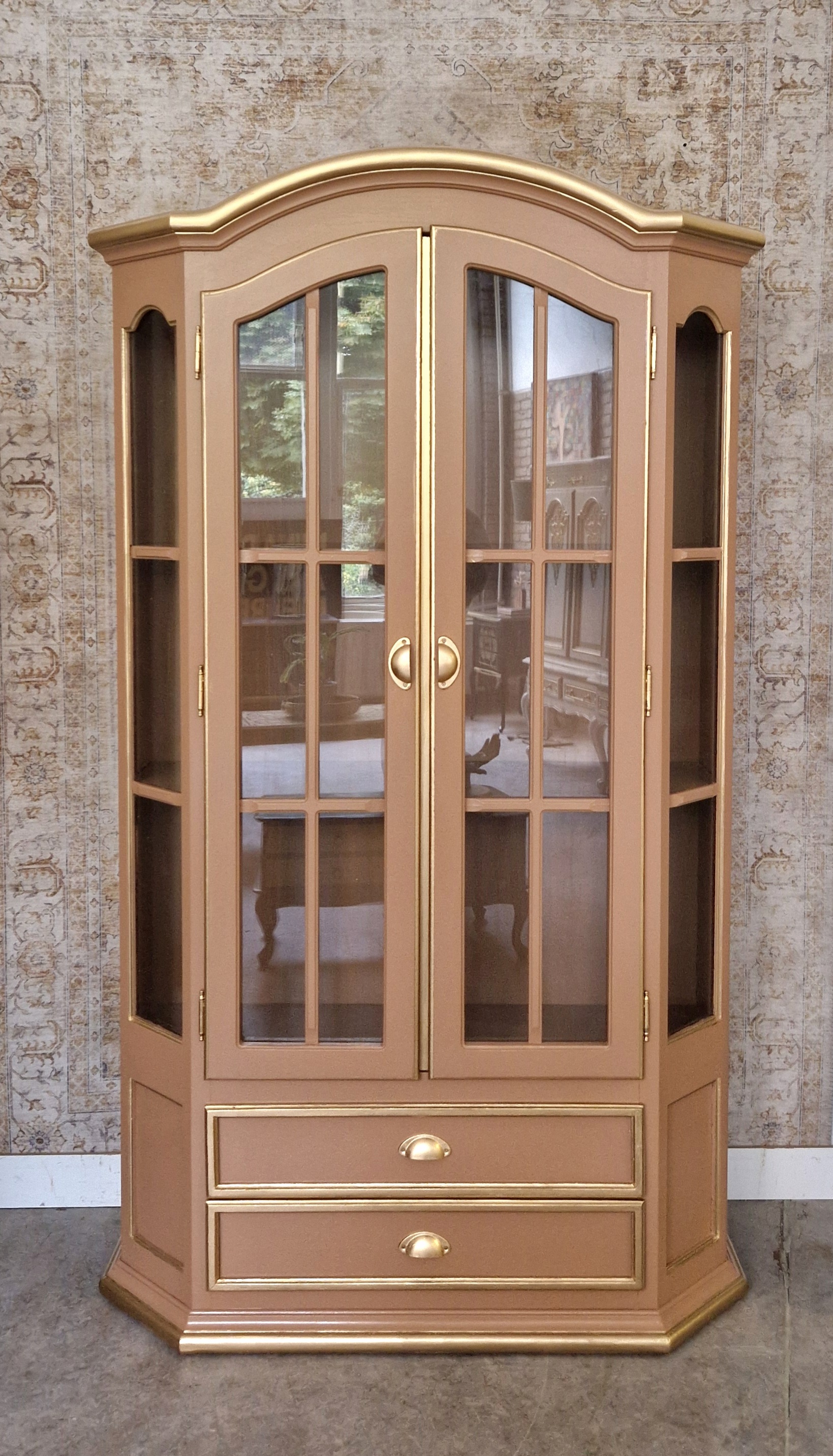 Vitrinekast In Zachte Perzikkleur En Goud image 10