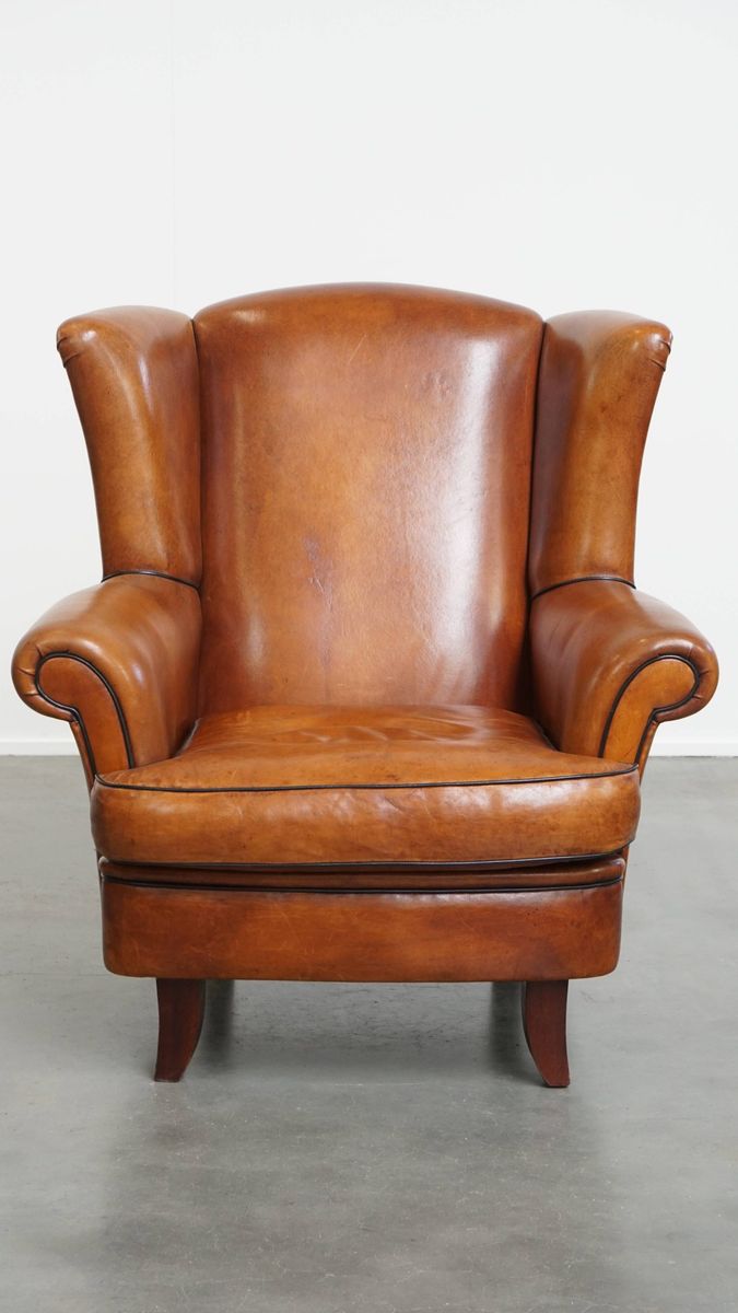Sierlijke Schapenleren Oorfauteuil Met Zwarte Biezen En Klassieke Vormen image 2