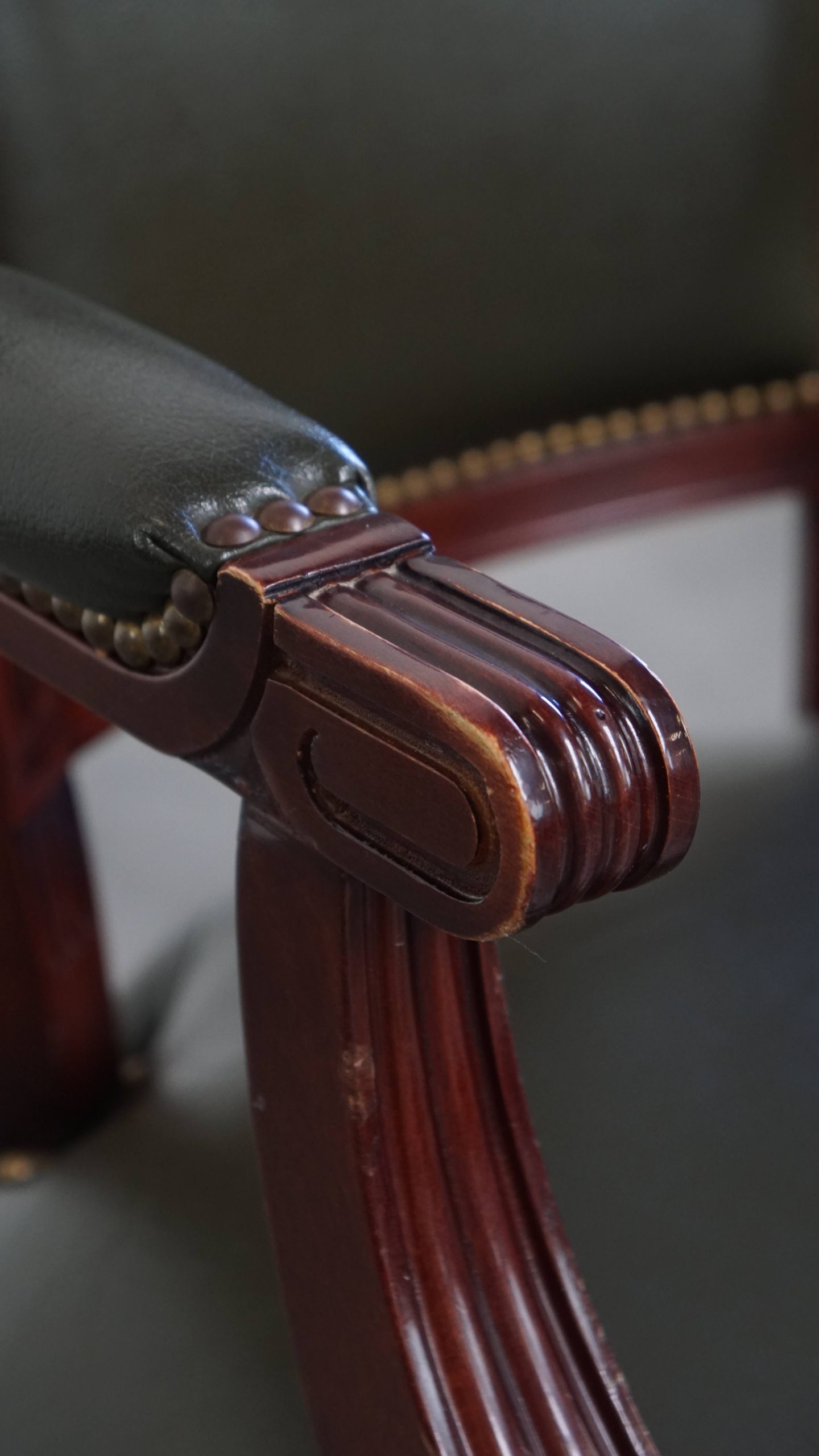 Charmante Groene Rundleren En Houten Bureaustoel Met Siernagels In Engelse Stijl Op Wieltjes image 12