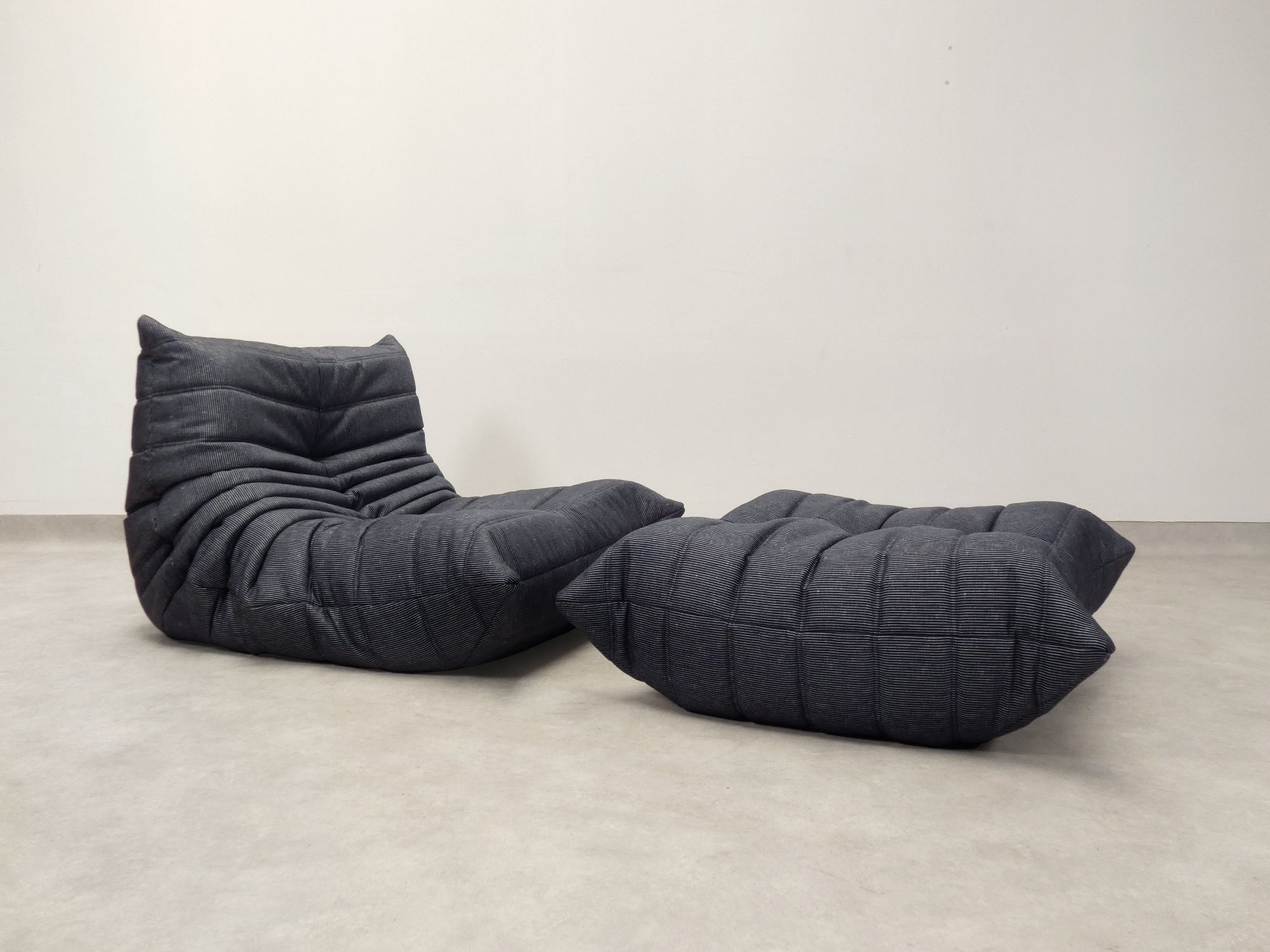 Ligne Roset Togo - 1 Zit & Poef - Blauw Pinstripe Stof image 2