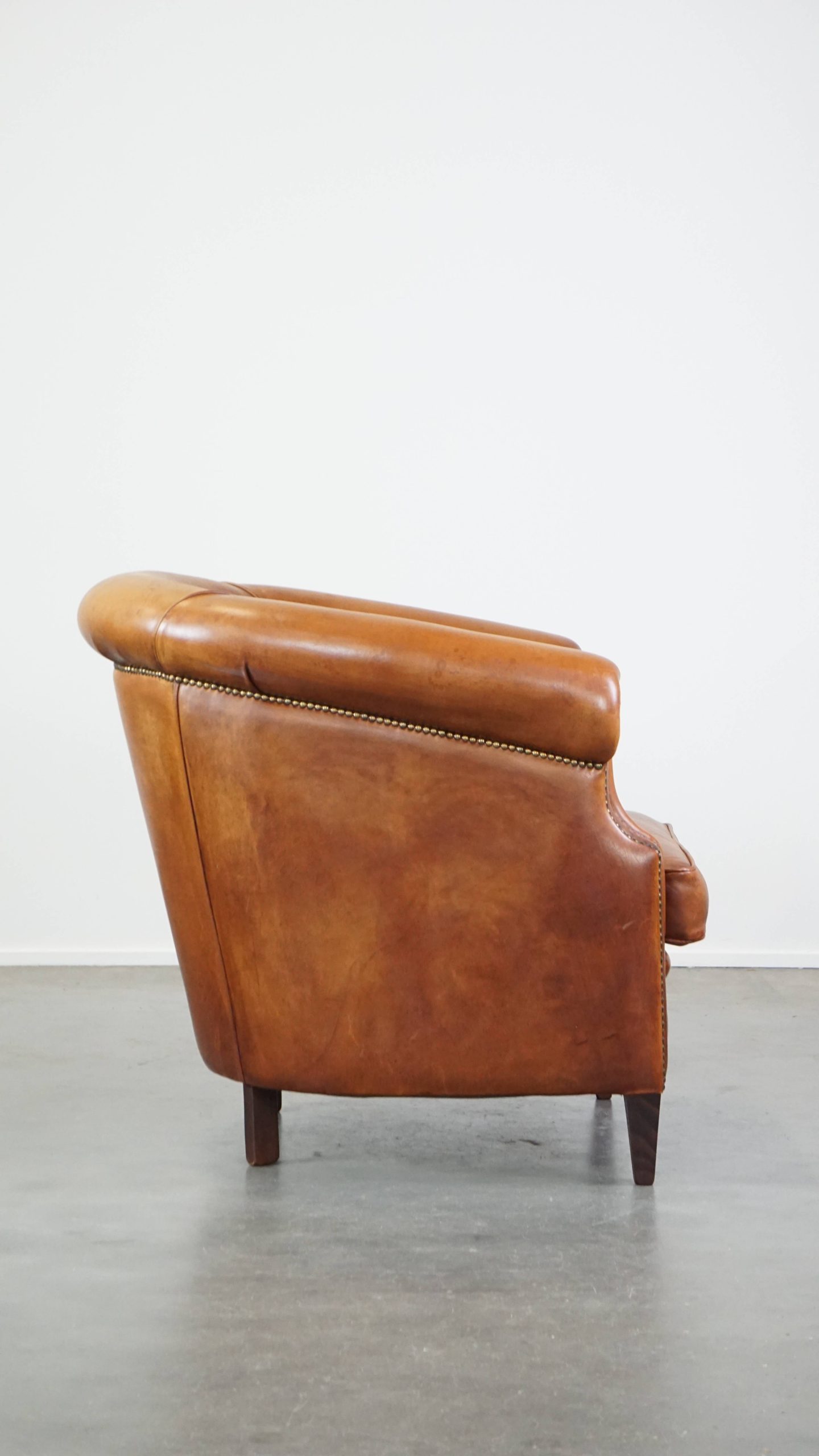 Schapenleren Clubfauteuil Met Een Correcte Afwerking Met Siernagels, In Goede Staat image 4