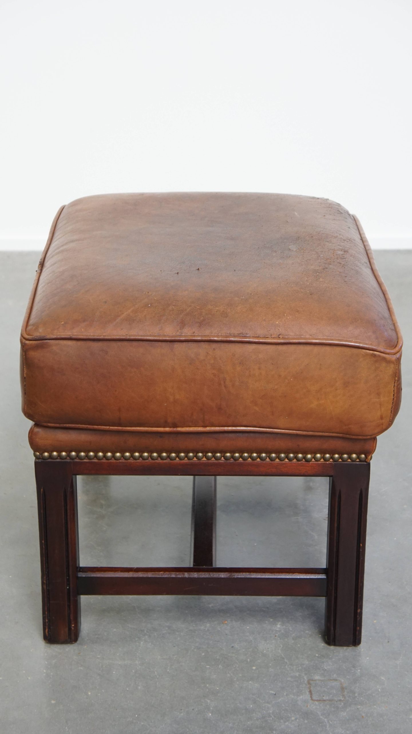 Hocker Gemaakt Van Schapenleer Met Een Houten Frame En Een Afwerking Met Siernagels image 6