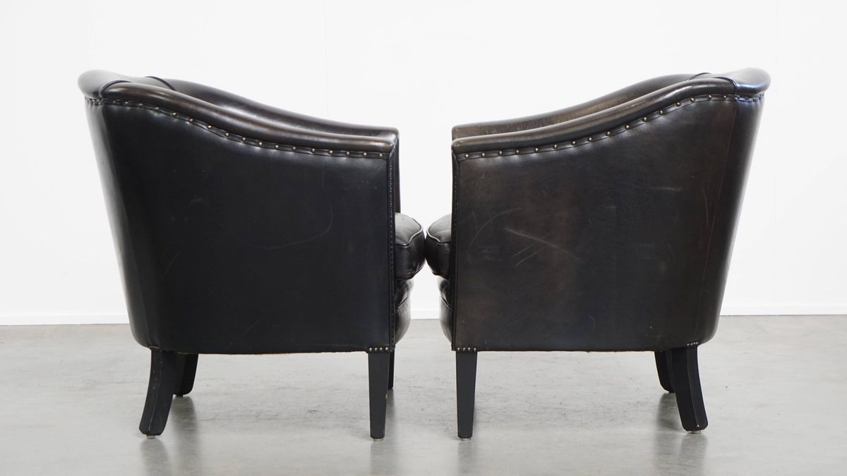 Unieke Set Van 2 Subtiele Zwart/ Grijze Schapenleren Clubfauteuils Met Een Mooi Patina image 2