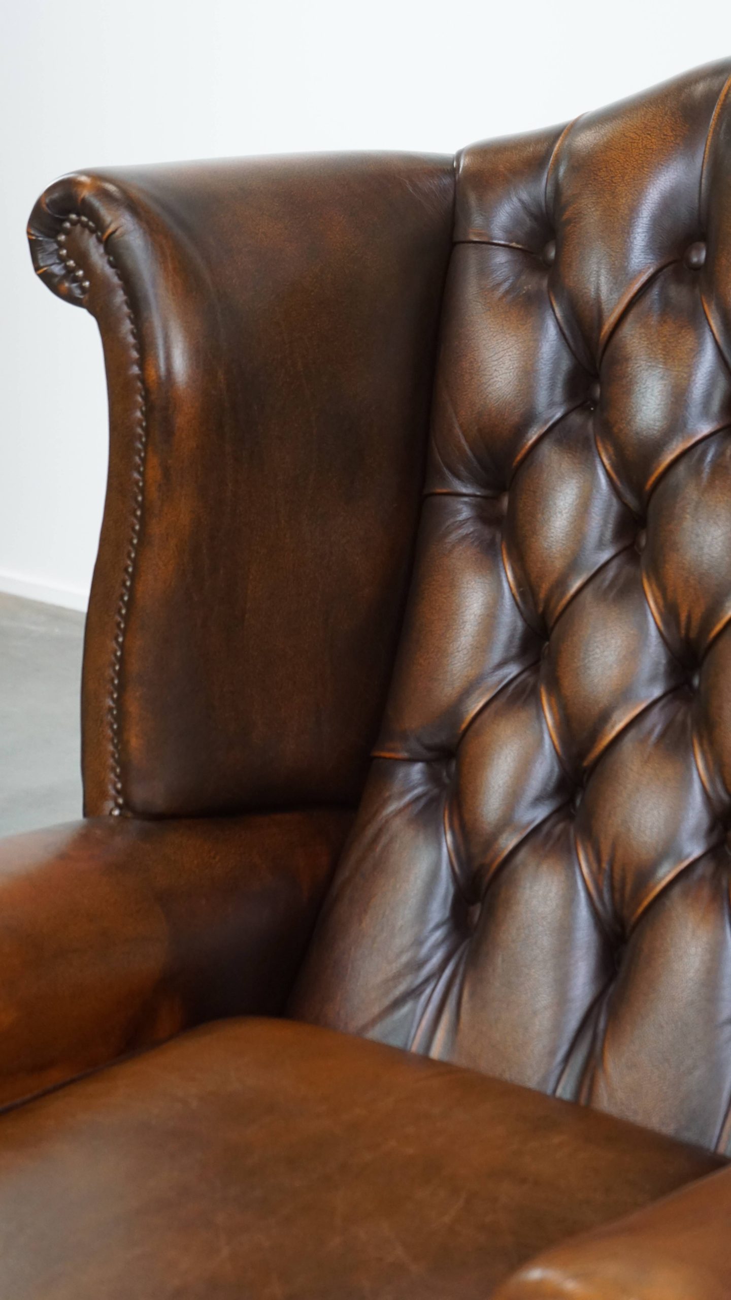 In Nette Staat Verkerende Klassieke Cognac Bruine Rundleren Chesterfield Oorfauteuil image 12