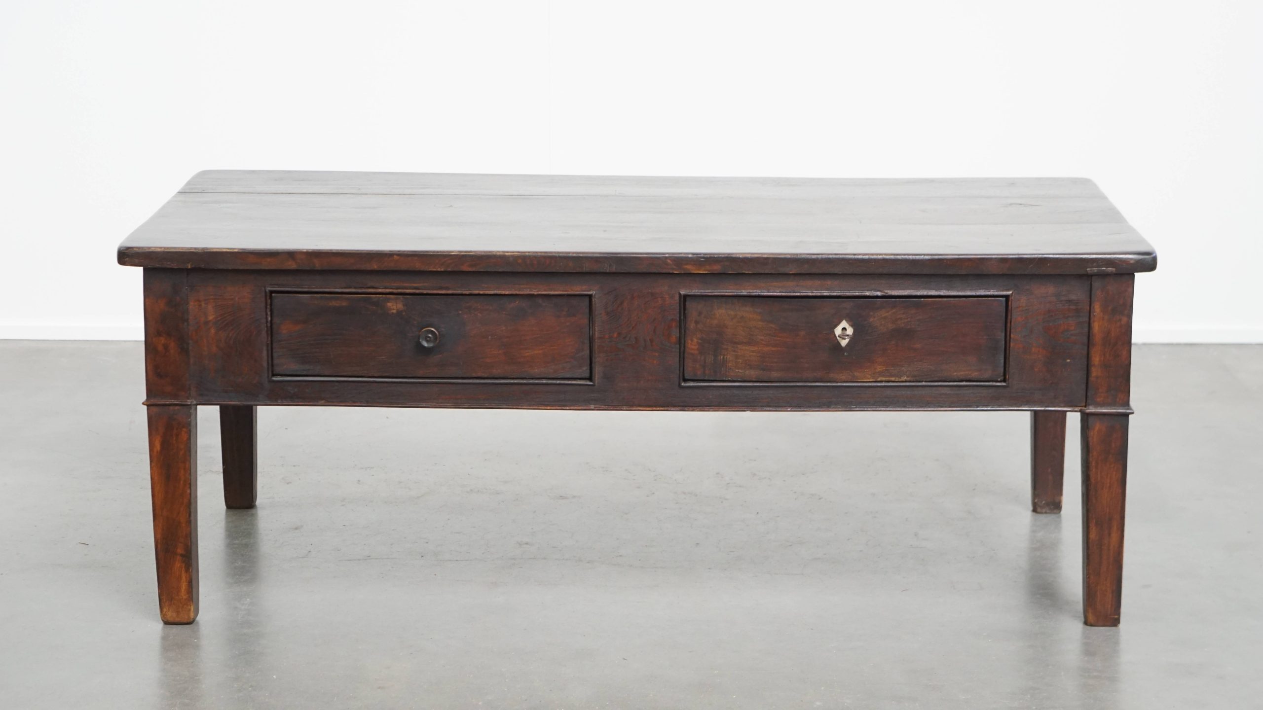 Schitterende Antieke Zuid Europese Kastanjehouten Salontafel Met 2 Lades image 3