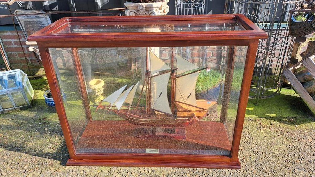 Klassieke Mahonie Vitrinekast, Met Zeilschip image 4