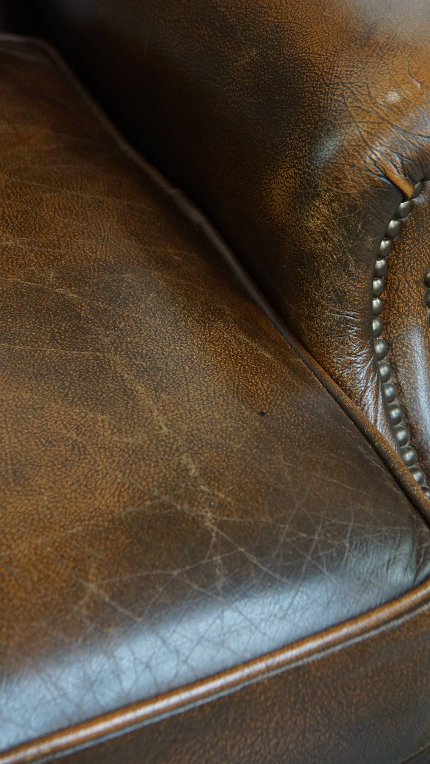 In Nette Staat Verkerende Klassieke Cognac Bruine Rundleren Chesterfield Oorfauteuil image 13