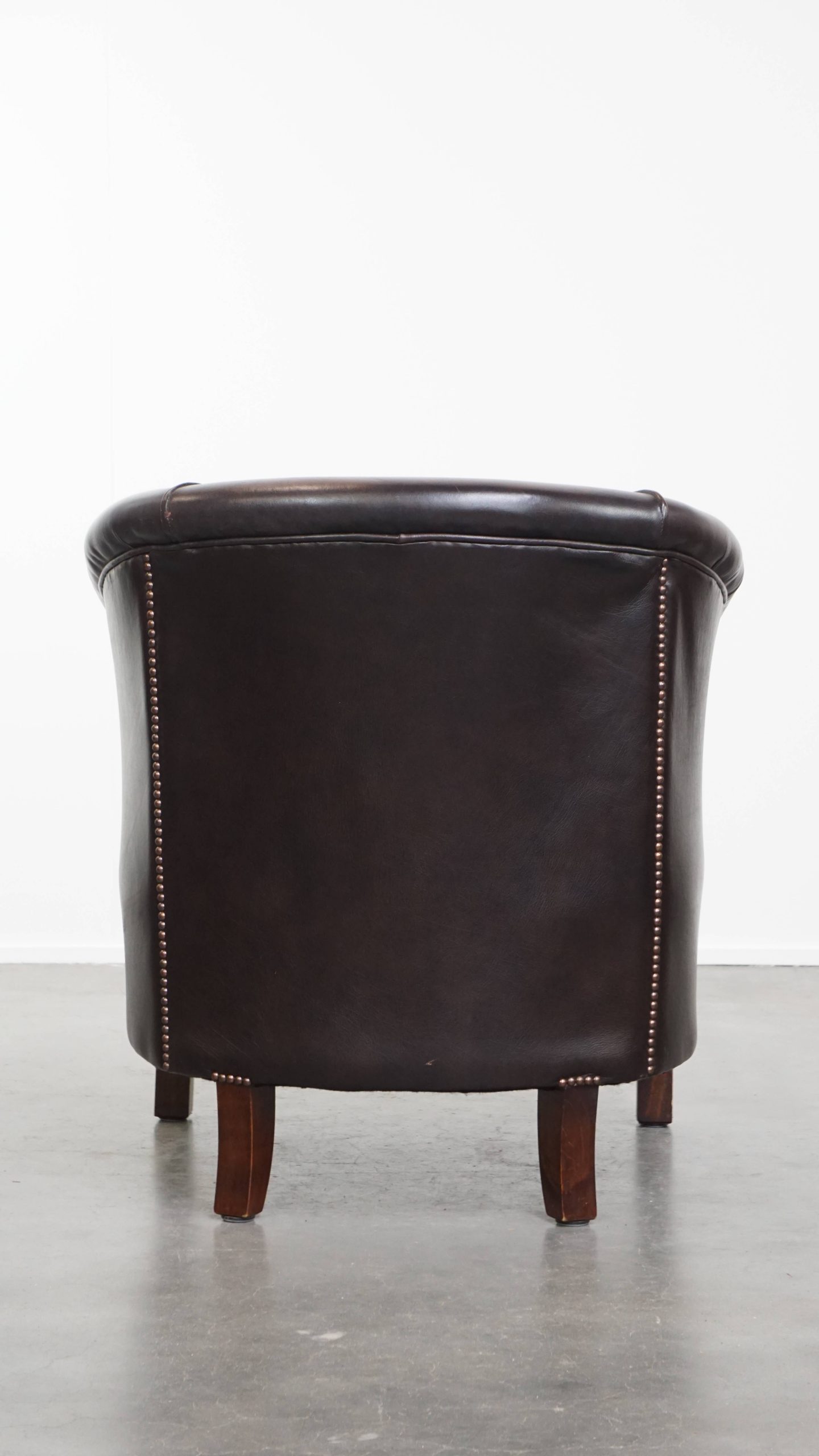 Elegante En Comfortabele Rundleren Clubfauteuil In Engelse Stijl In Een Mooie Donkere Kleur image 5
