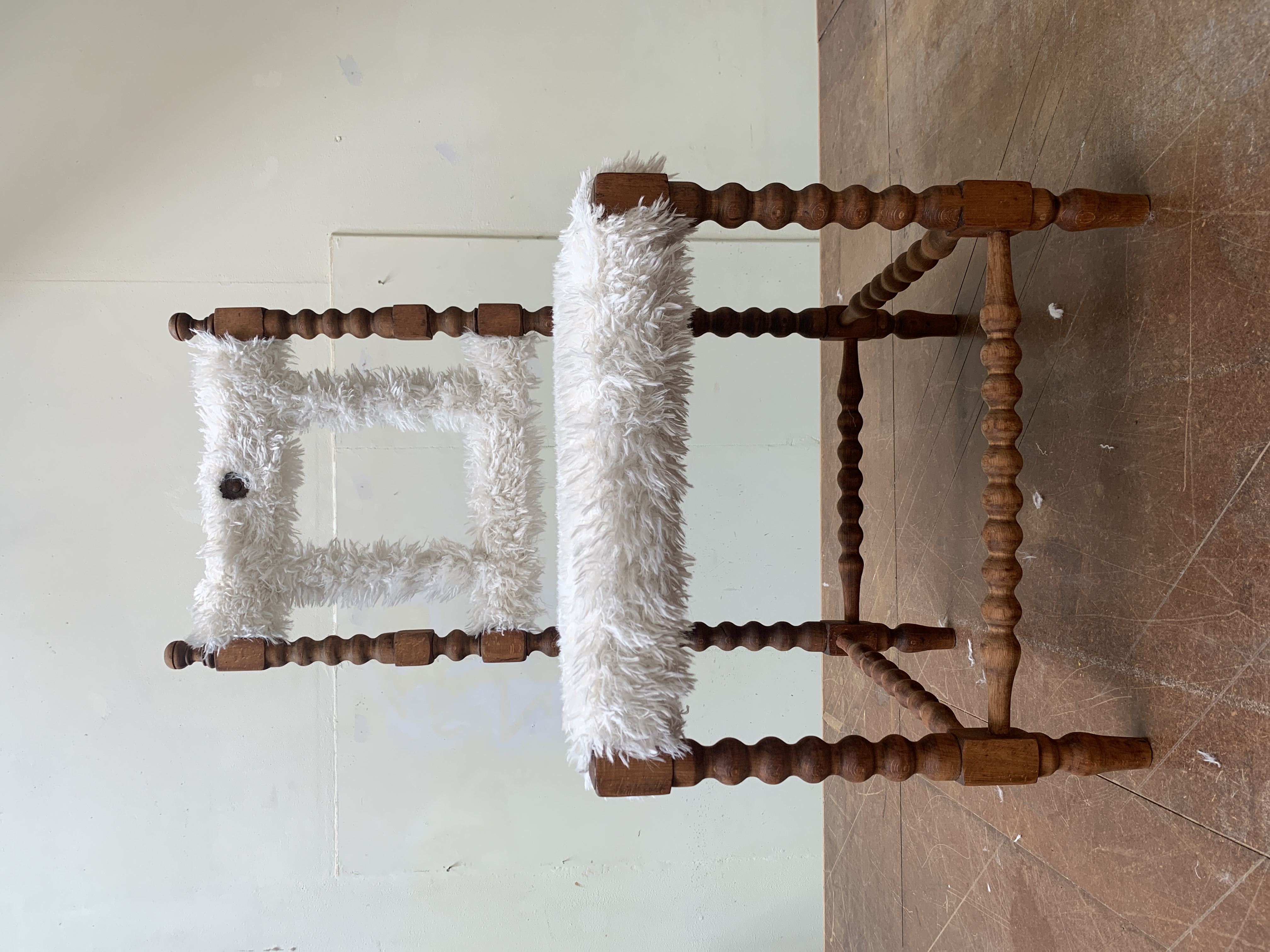 Antieke Houten Spijlenstoel Vs Speels Designobject image 4