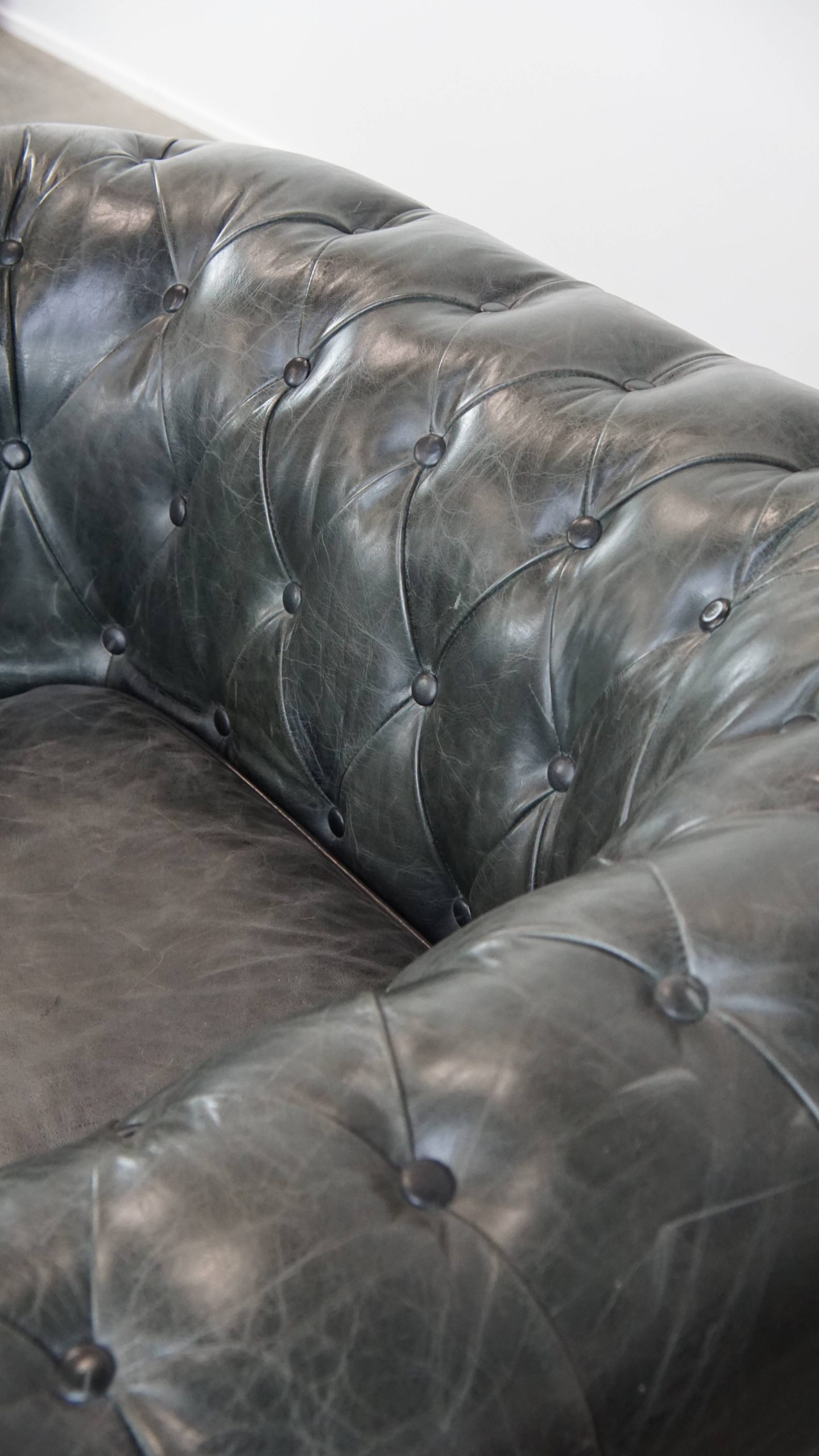 Tijdloze En Klassieke Set Ruime Zwarte Chesterfield Fauteuils Van Karaktervol Generfd Rundleer image 12