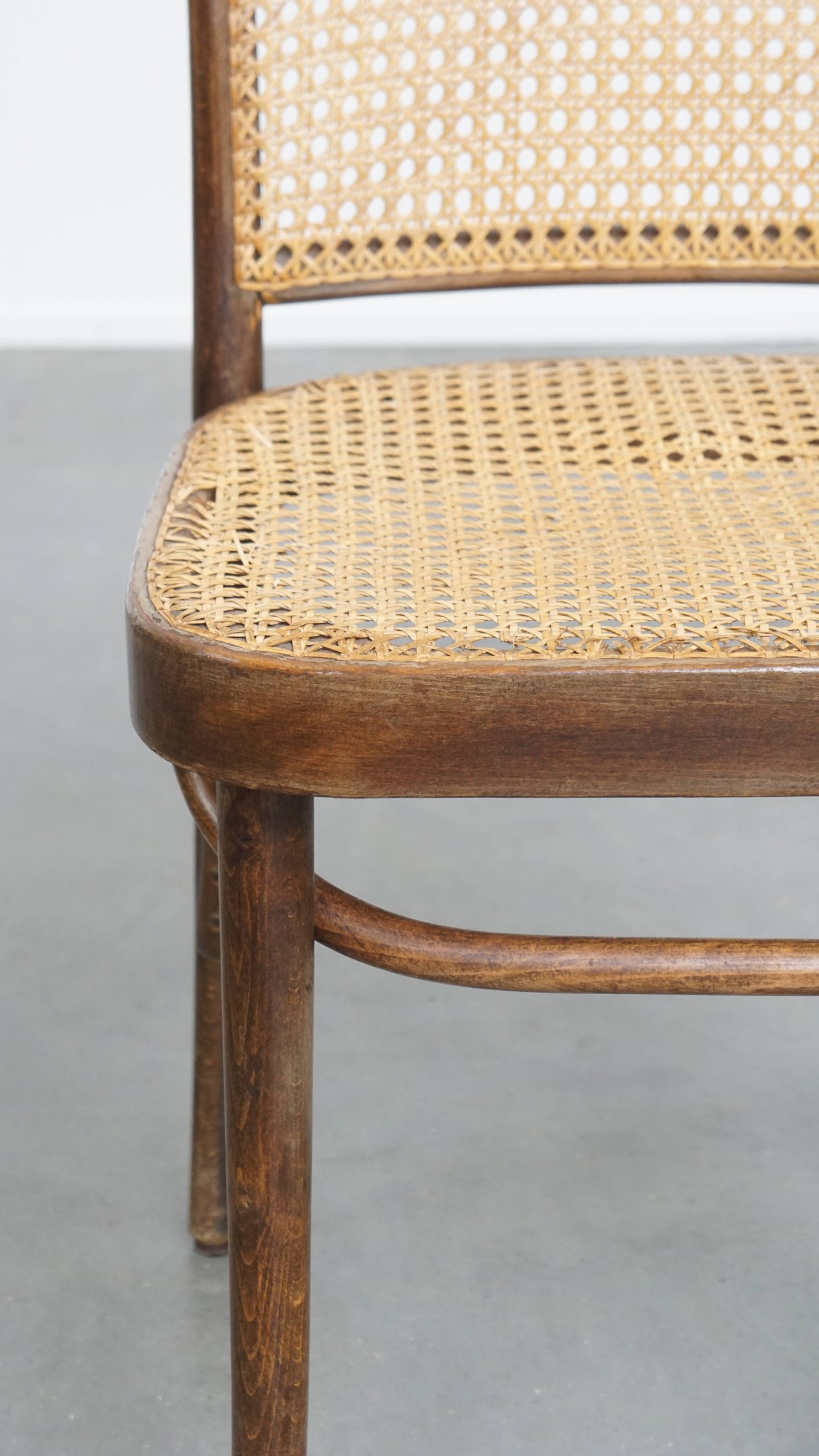 Tijdloos En Charmant Bistro Stoeltje In De Stijl Van Thonet Met Uniek Houten Frame image 9