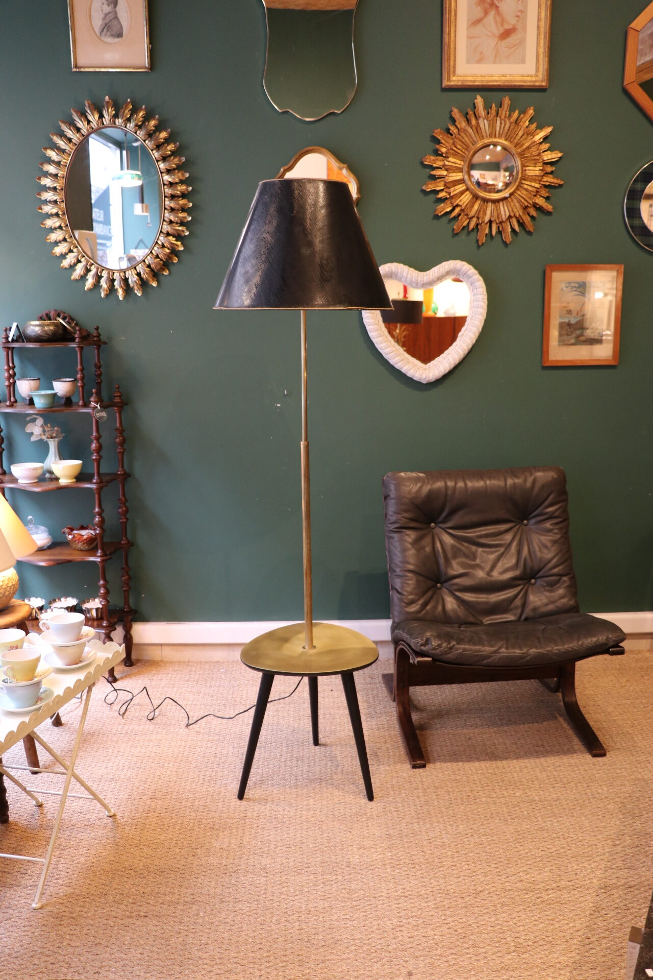 Mid-Century Vloerlamp Met Statiefplank image 4