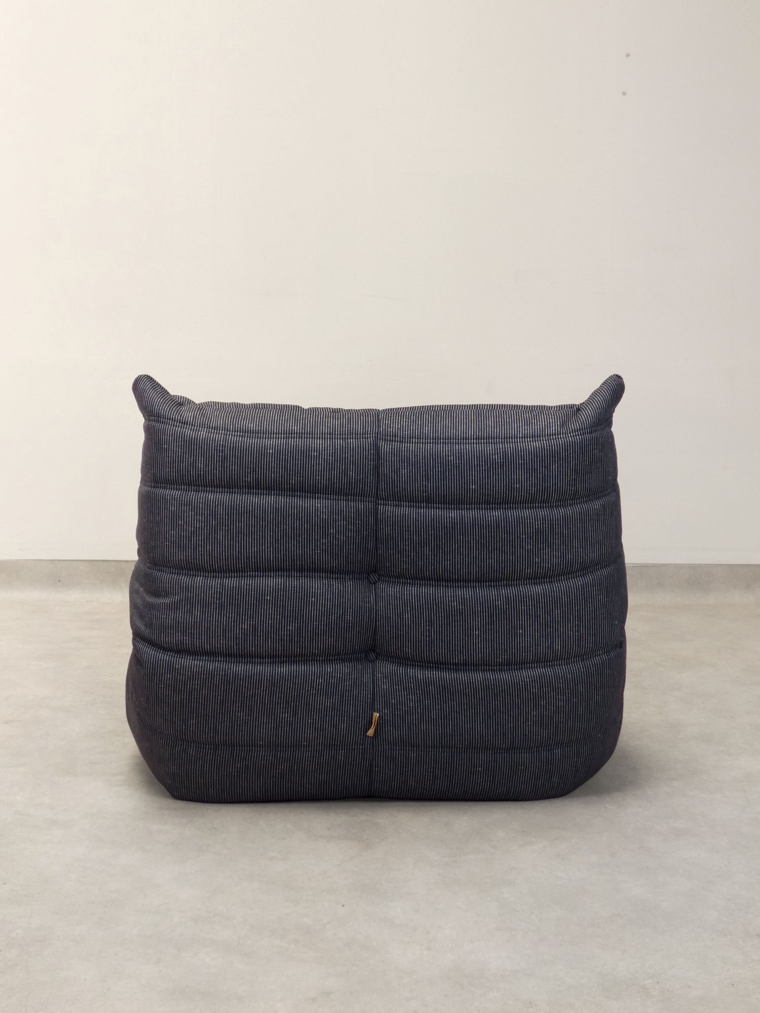 Ligne Roset Togo - 1 Zit & Poef - Blauw Pinstripe Stof image 7