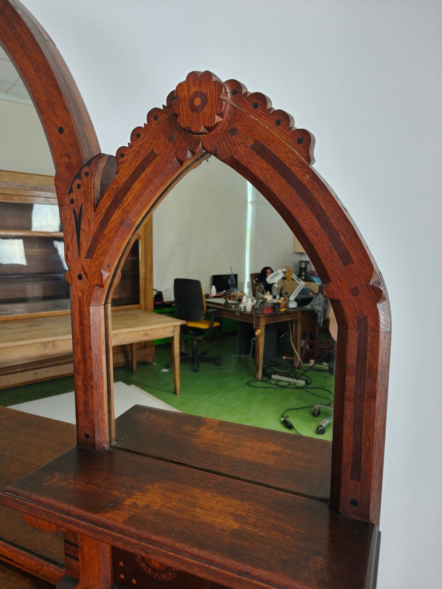 Zeldzaam 19e-eeuws Engels Arts & Crafts Eikenhouten Dressoir Van Pratt & Prince – Inlegwerk Met Zonnebloemmotie image 4