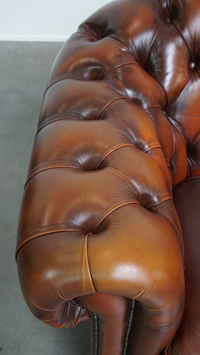 Mooie En Complete Set Van Een 2,5 Zits En 2 Zits Bruine Engelse Rundleren Chesterfield Bank image 8