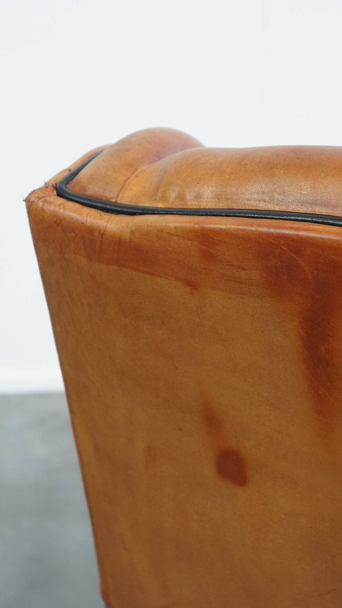 Luxe En Comfortabele Schapenleren Armchair Met Hoge Rug, Zwarte Biezen En Een Tijdloos Design image 14