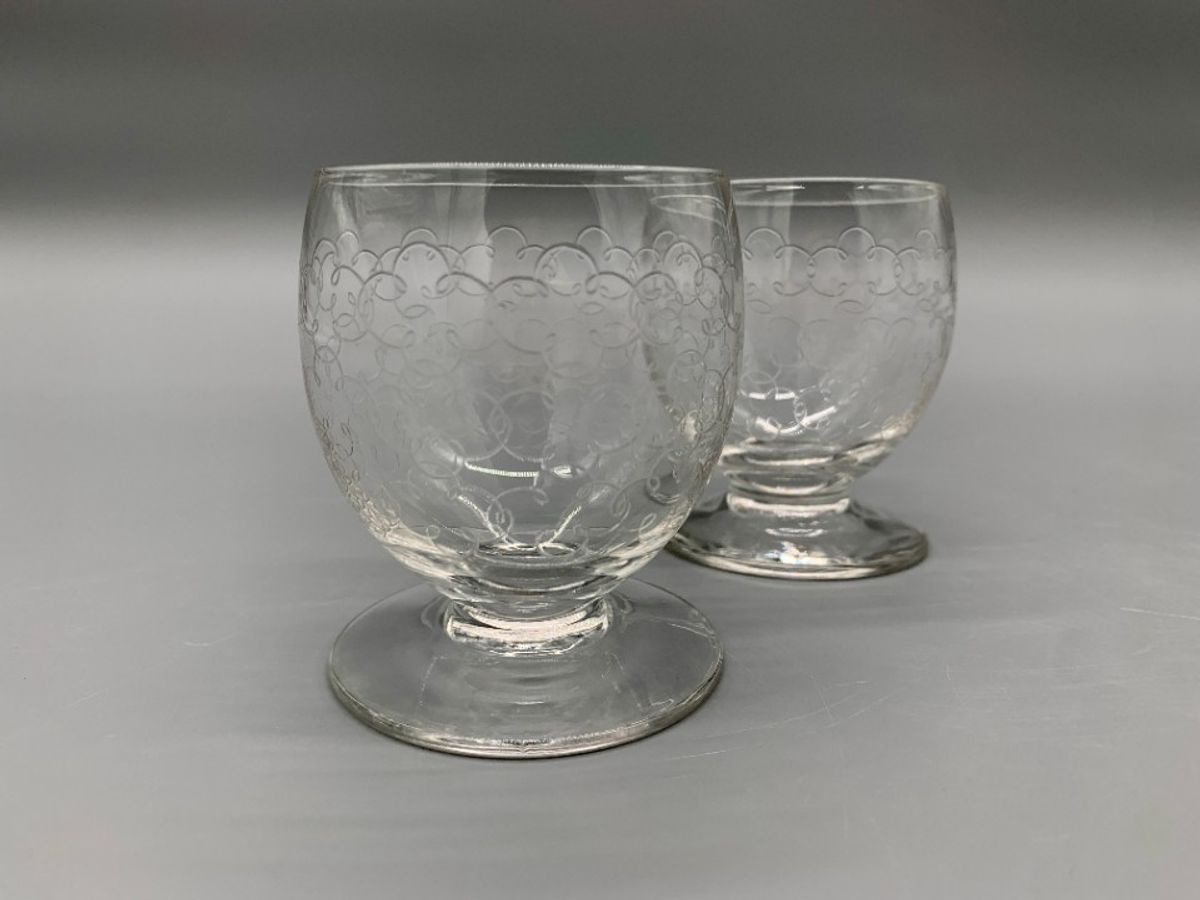 Set Antieke Gegraveerde Voetglaasjes 2 Stuks image 3