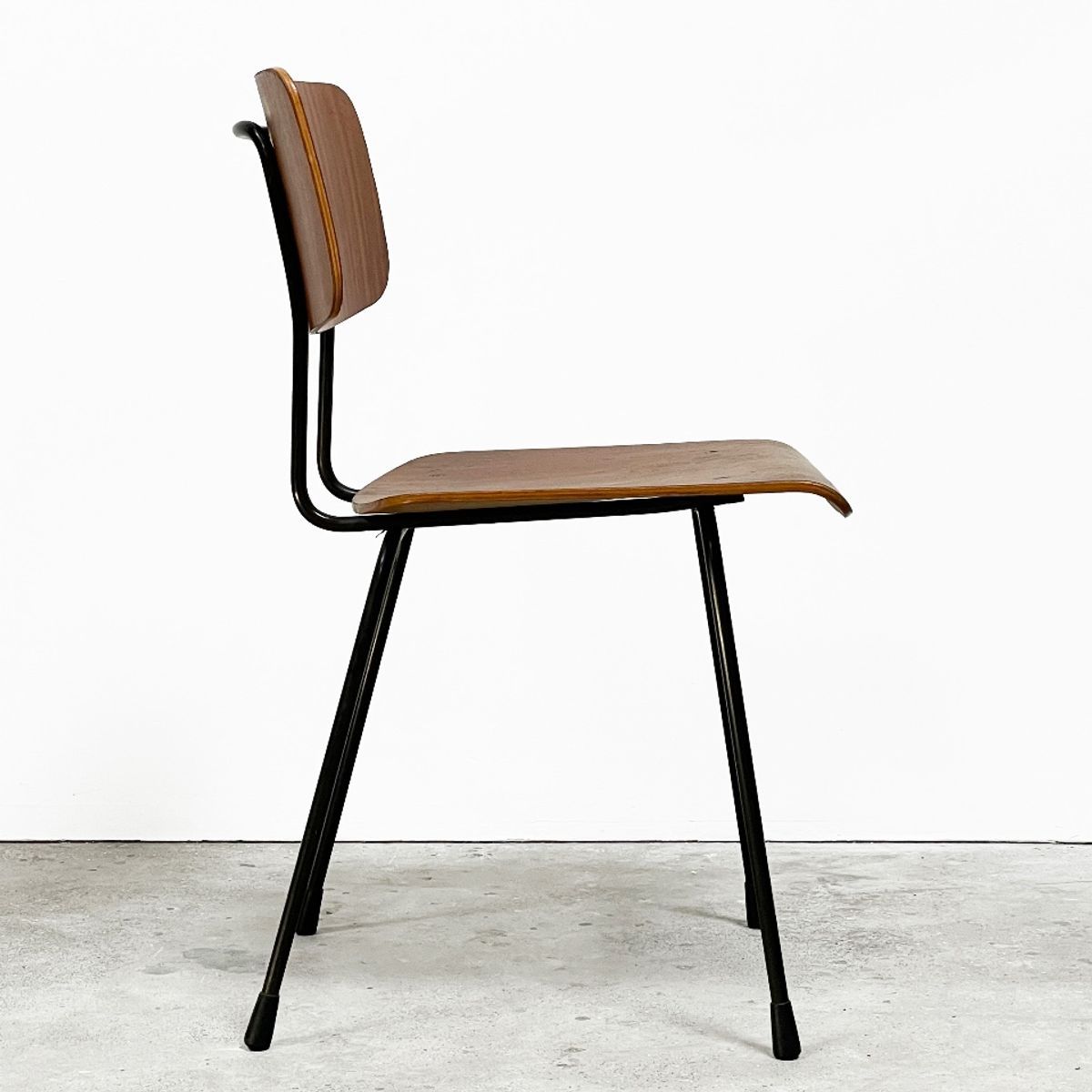 Vintage Gispen Stoelen Met Plywood Zittingen. image 3