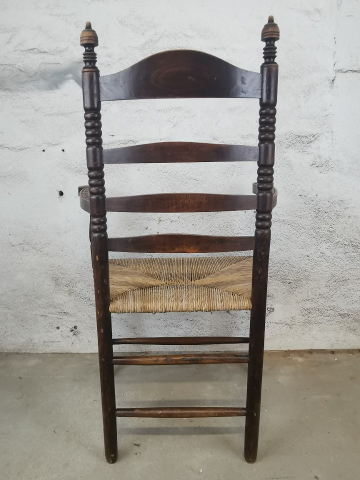 Antieke Houten Armstoel Met Biezen Mat En Houtsnijwerk image 8