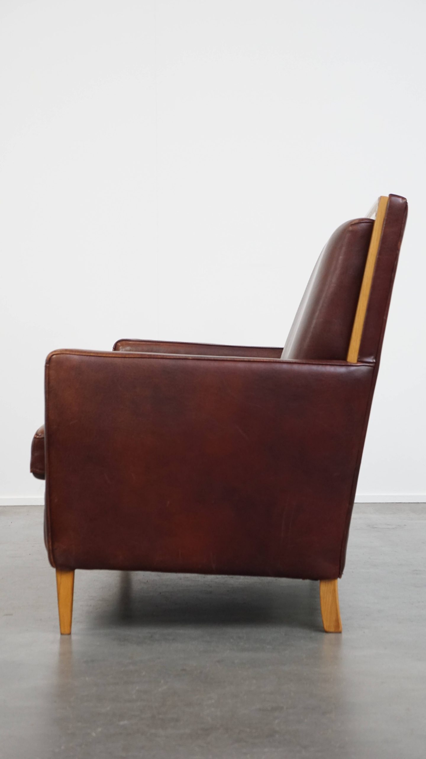 Mooie En Comfortabele Schapenleren Art Deco Design 2 Zits Bank Met Houten Details image 13