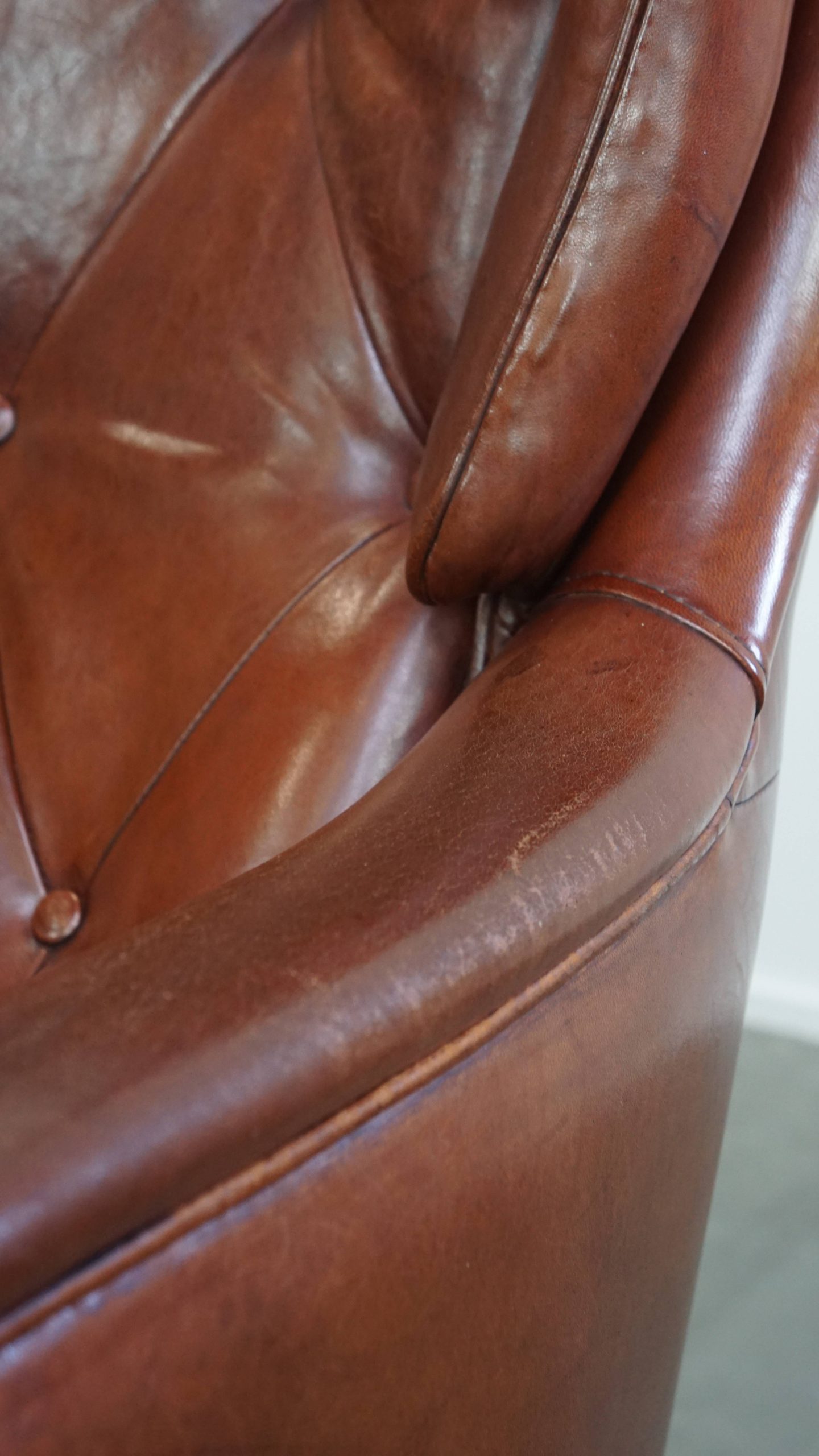 Comfortabele En Karaktervolle Set Van 2 Schapenleren Chesterfield Fauteuils Met Hocker image 16