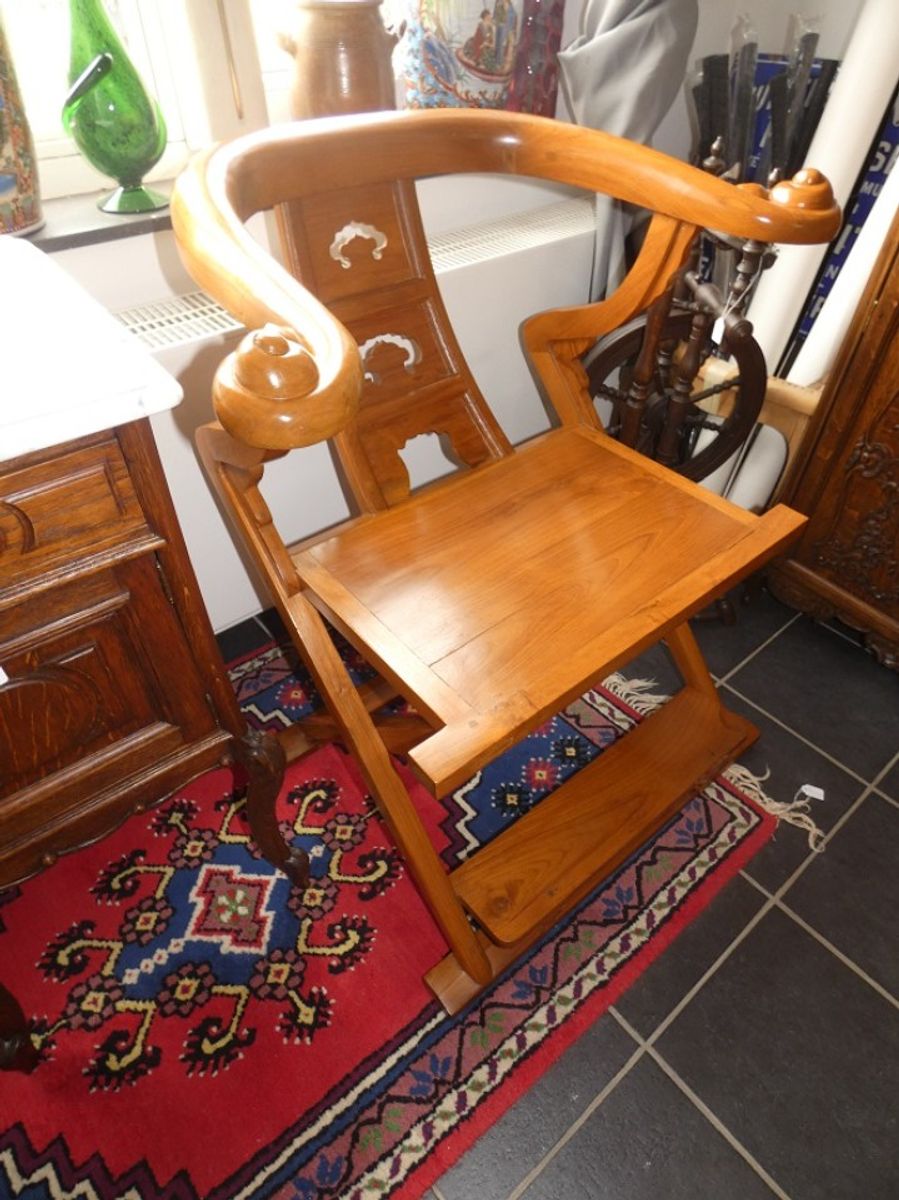 2 Oosterse Boeddisten Armstoelen In Tropisch Hout. image 4