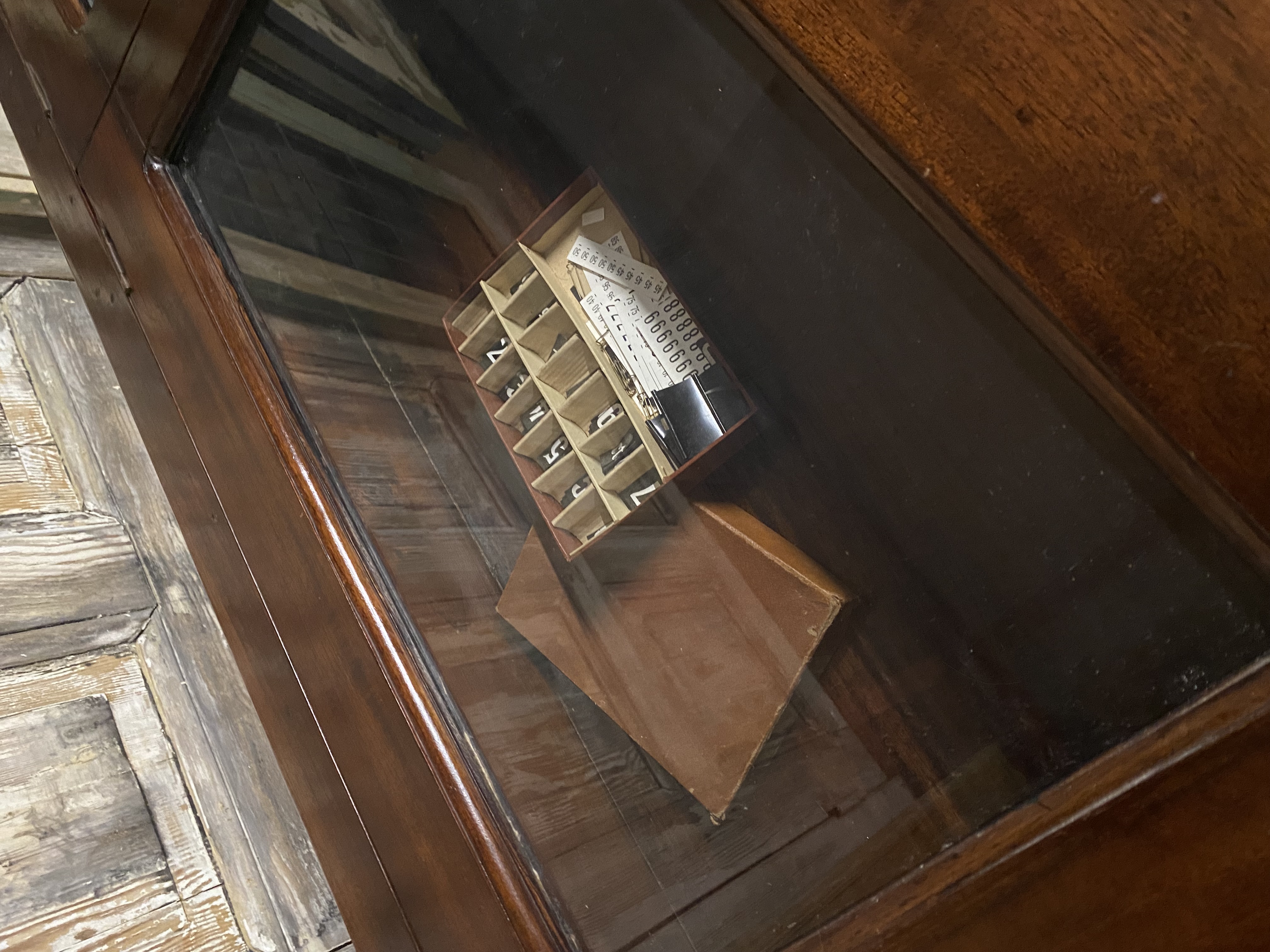Oude Toonbank, Vitrine-tafel, Sidetable, Pronktafel. L 180cm image 8
