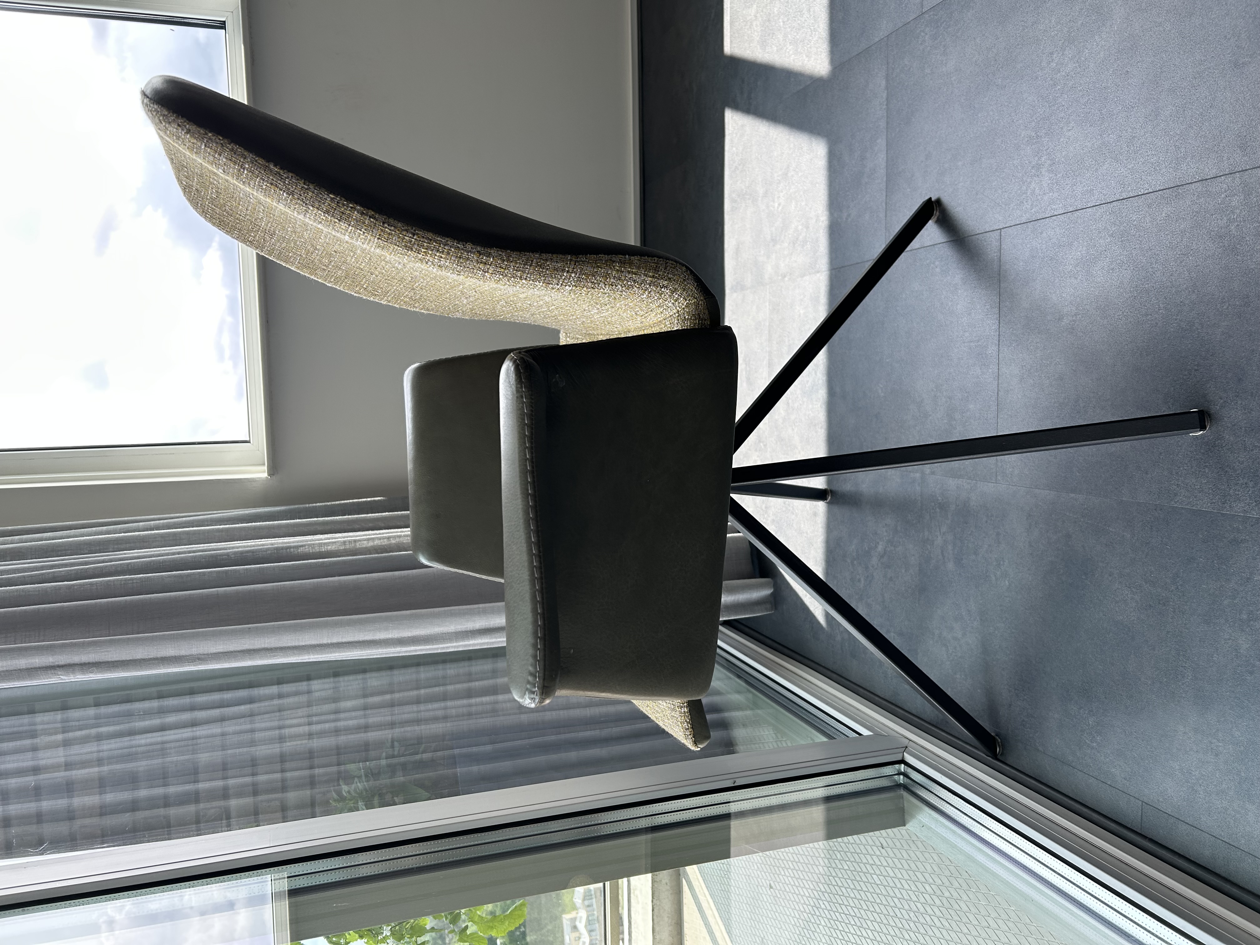 Set Van 2 Eetkamerstoelen. Duostoffering & Draaibare Zitting image 3