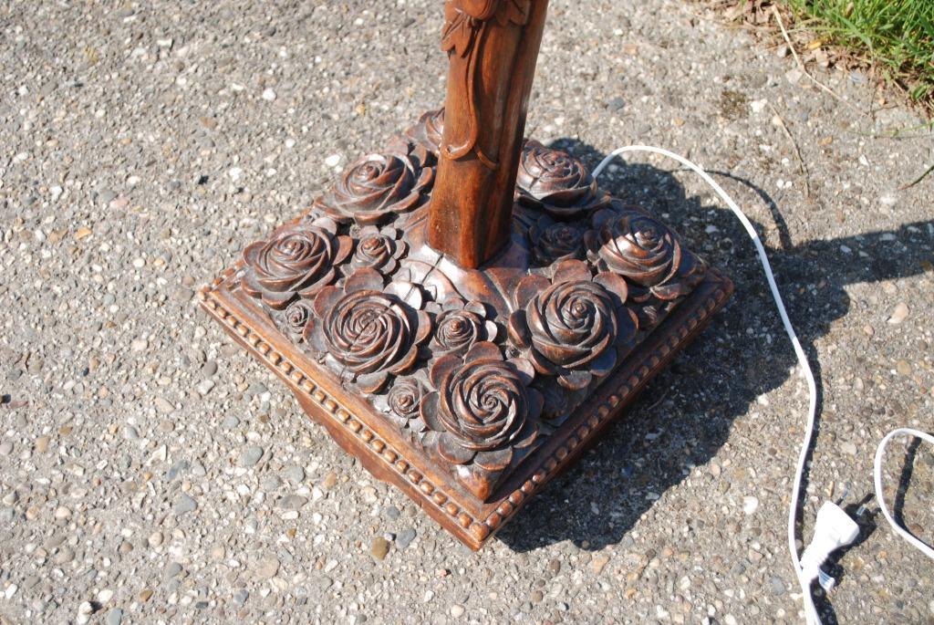 Antieke Schemerlamp Met Houtsnijwerk image 5