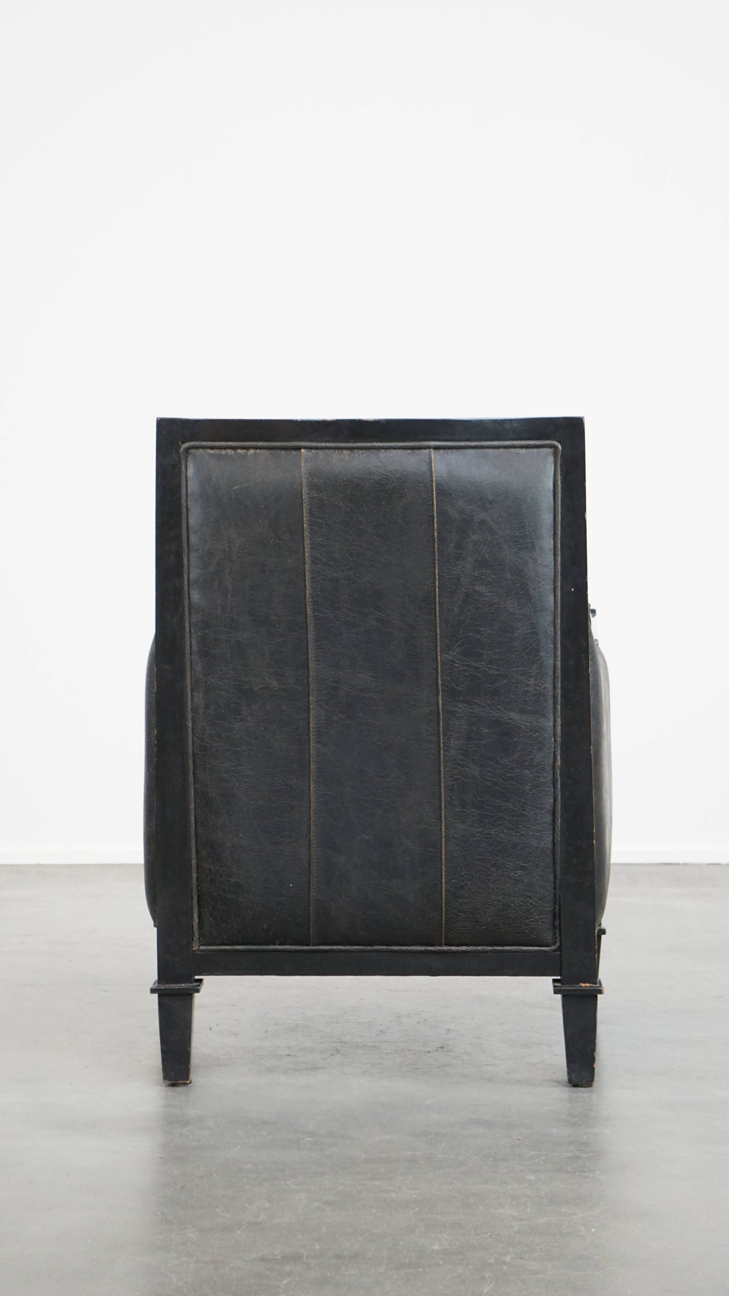 Unieke En Karaktervolle, Strakke Zwarte Art Deco Design Rundleren En Houten Armchair image 5
