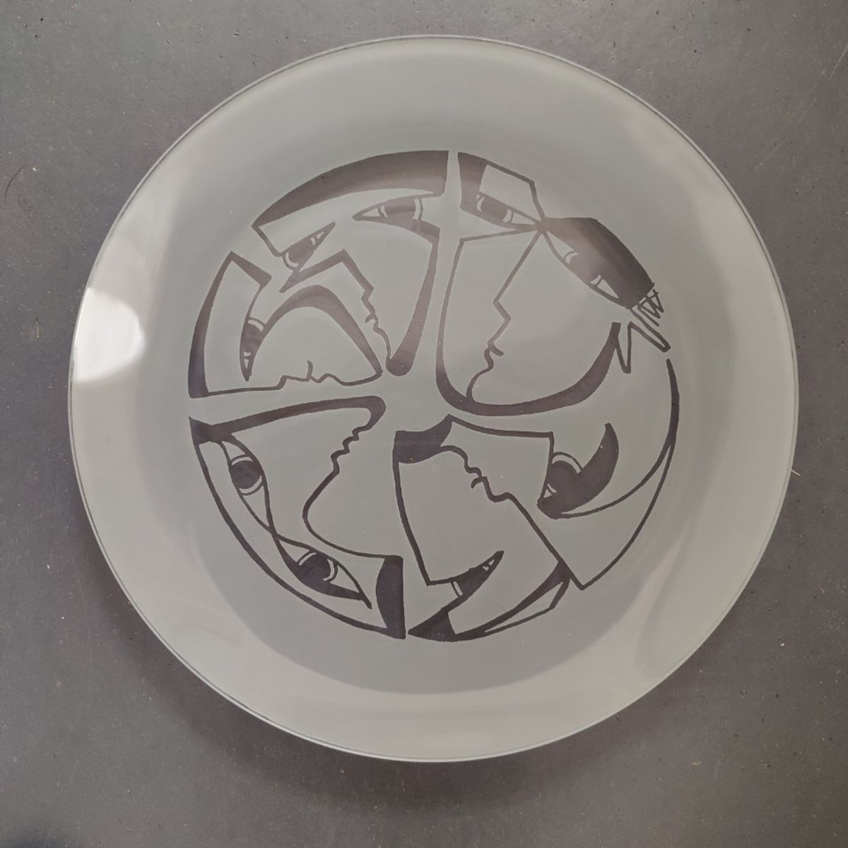 Glazen Schaal Met Geëtst Patroon Van Maskers Ca 1990 - 2000 image 14