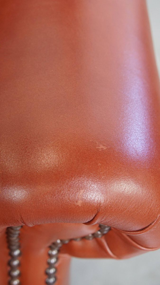 Elegante, Gladde En Comfortabele Engelse Chesterfield Oorfauteuil Van Rundleer image 13