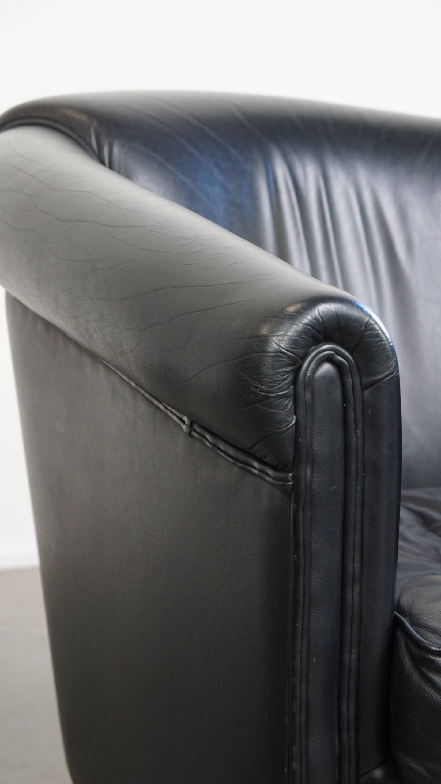 Prachtige Set Van 2 Zwarte Engelse Stijl Rundleren Clubfauteuils Met Een Tijdloos Design image 13