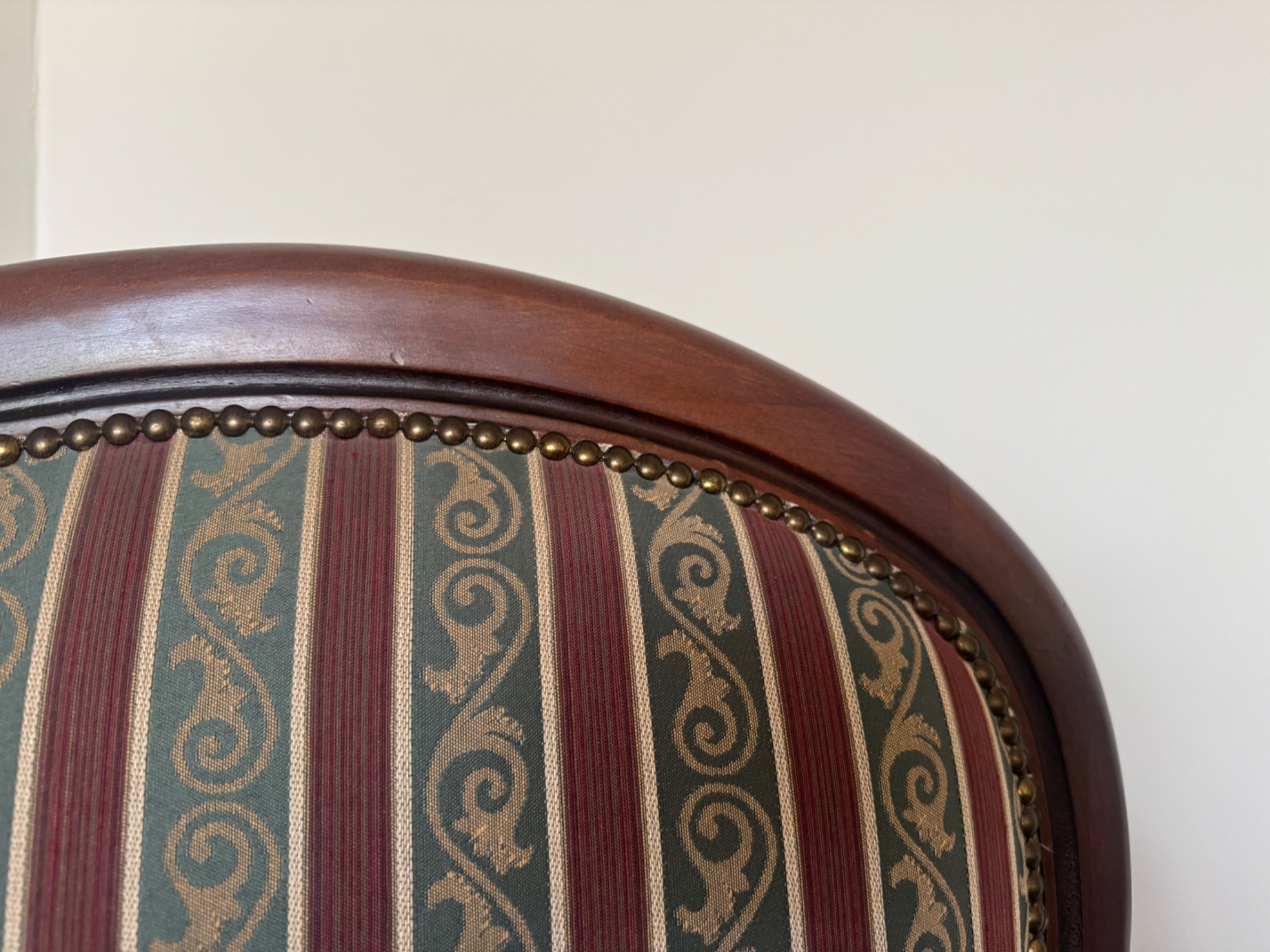 Antieke Houten Fauteuil Met Gestreept Patroon. image 6