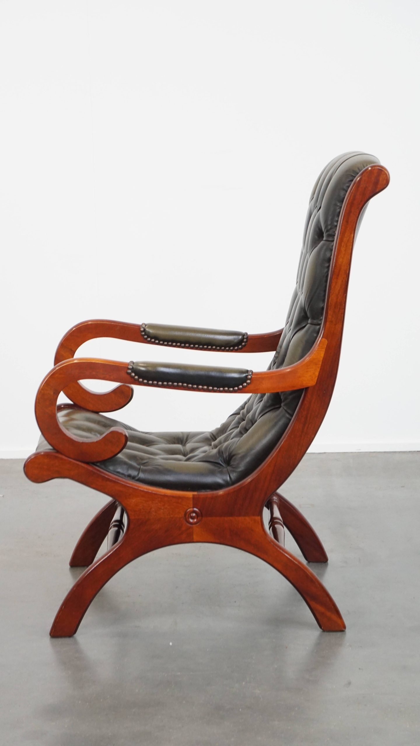 Tijdloze En Klassieke Groene Engelse Stijl Rundleren Chesterfield Fauteuil Met Hout image 4