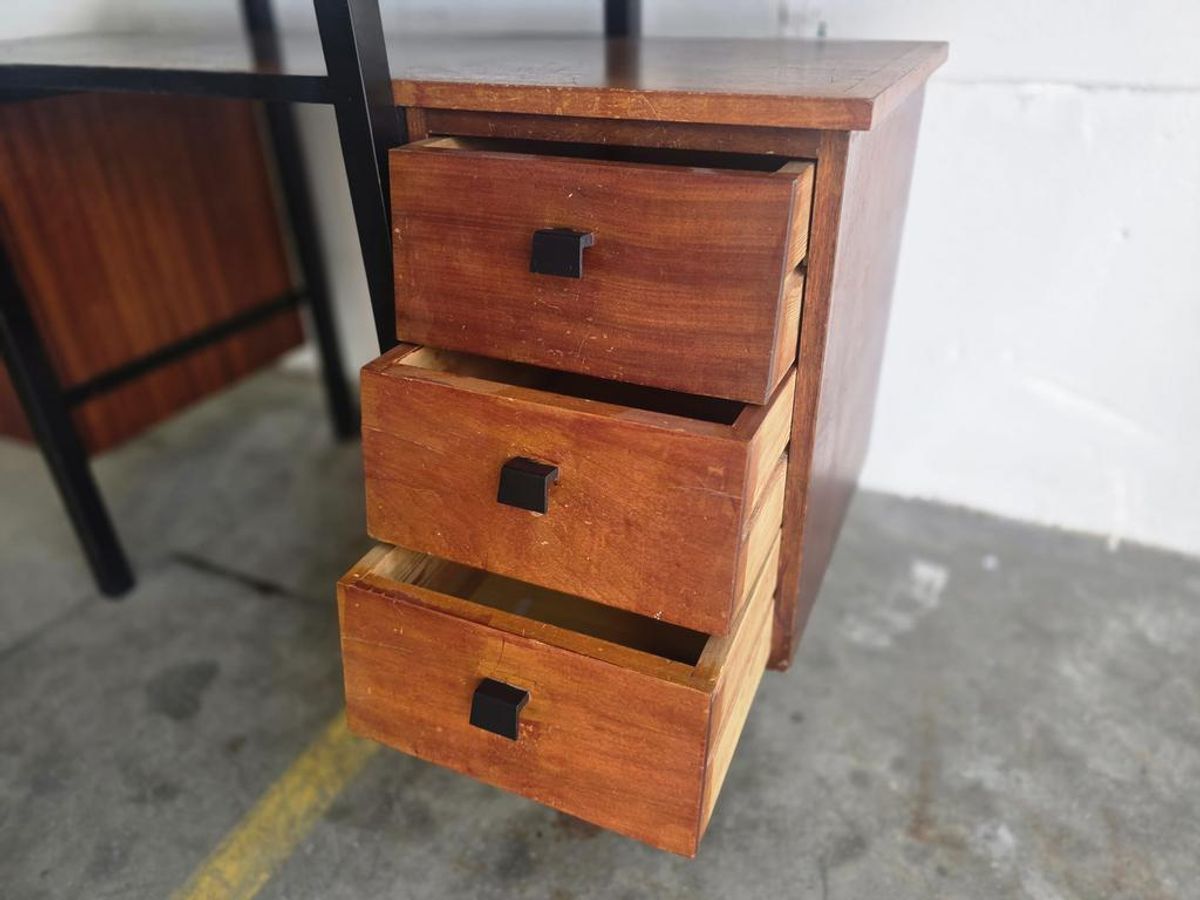 Vintage Houten Bureau Met Zwevend Blad En Zwart Frame image 12