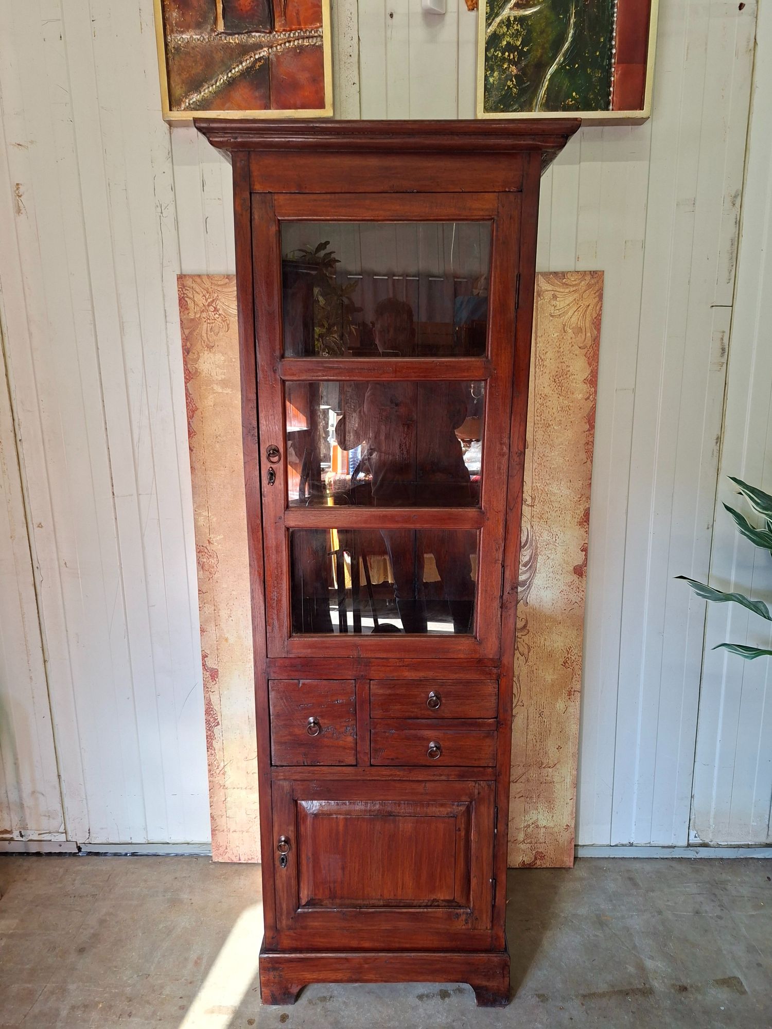 Koloniale Teakhouten Vitrinekast. Servieskast, Leuk Te Gebruiken Als Whiskeybar, Wijnkast Afm. 71x48cm En 202cm Hoog. image 2
