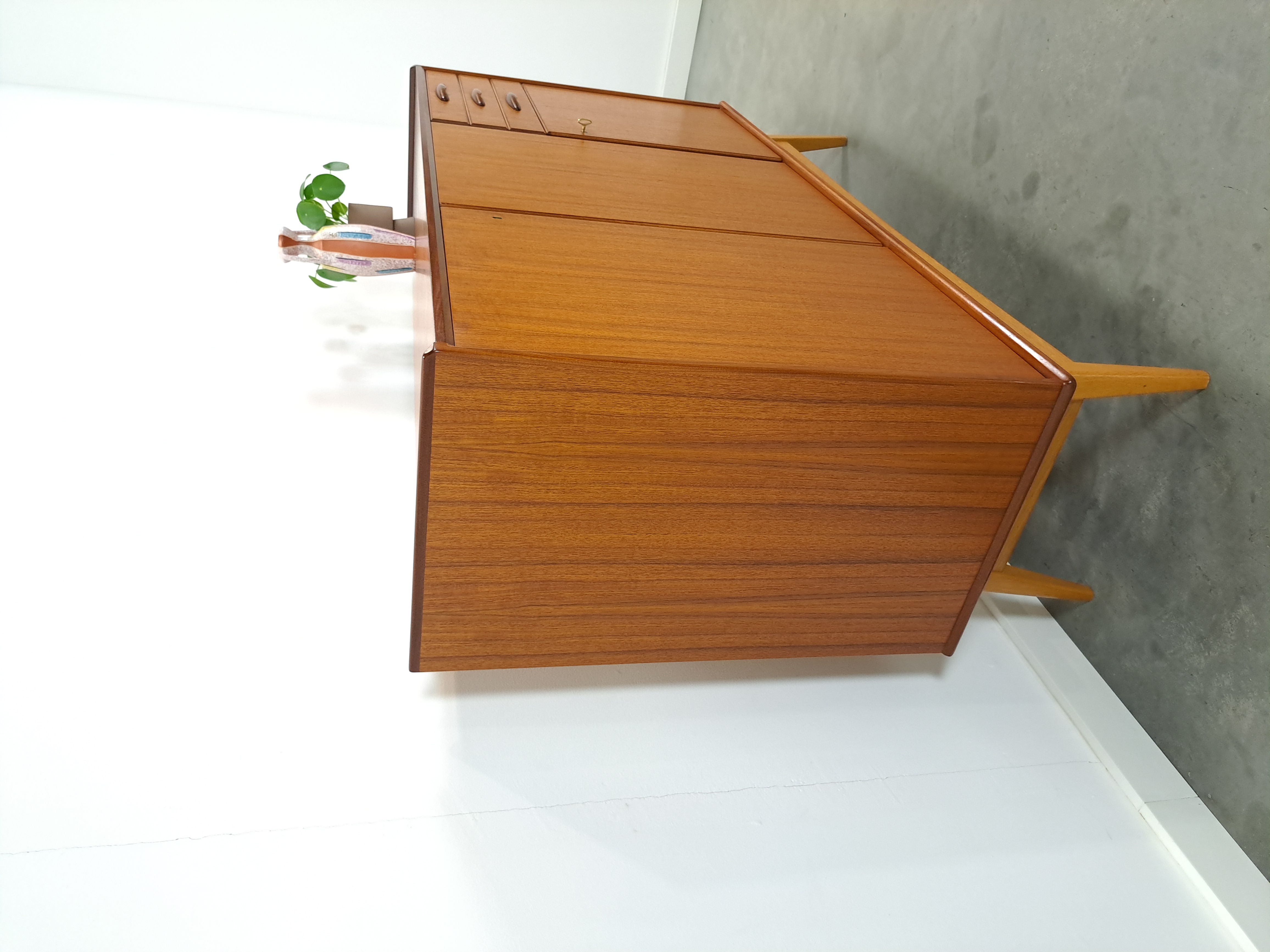 Teak Kast Met Schuine Poten En Lades Uit Zweden image 12
