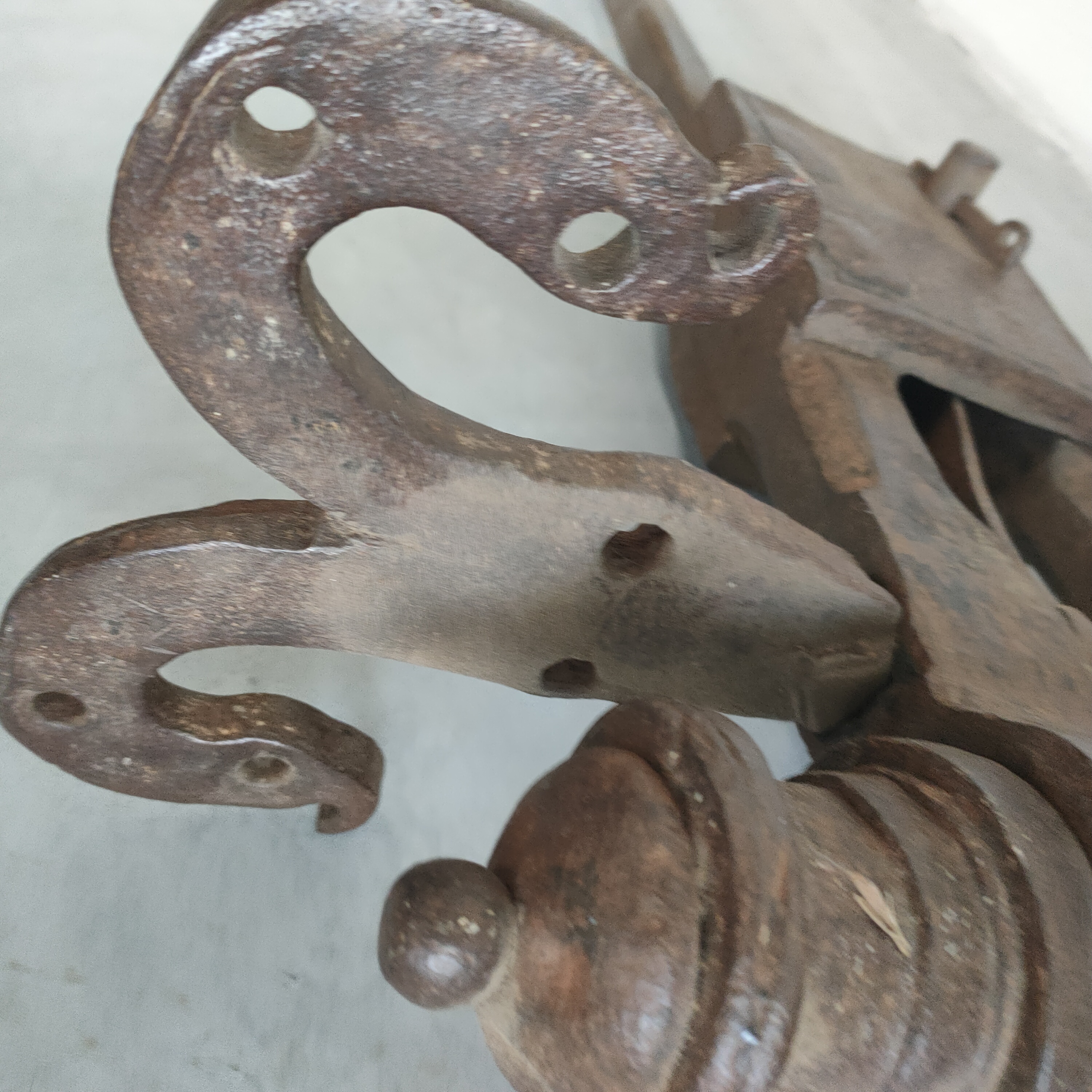 Antieke Bankschroef Met Lange Staart. image 7