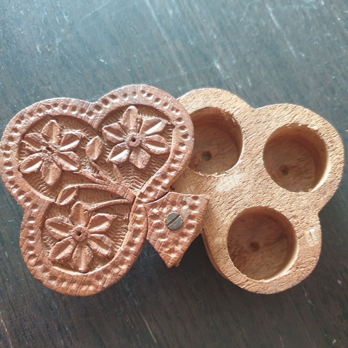 Houtsnijwerk Kruidendoosje India Klavervorm 3 Vakjes image 4