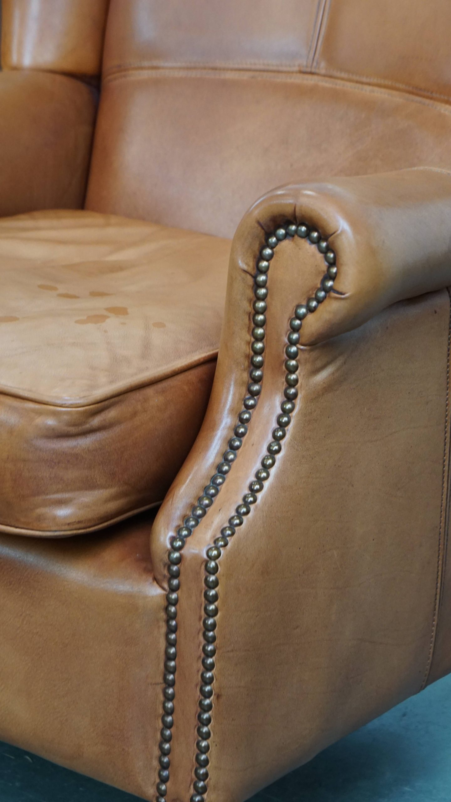 Klassieke En Unieke Set Van 2 Rundleren Oorfauteuils Afgewerkt Met Siernagels En Mooie Details image 13