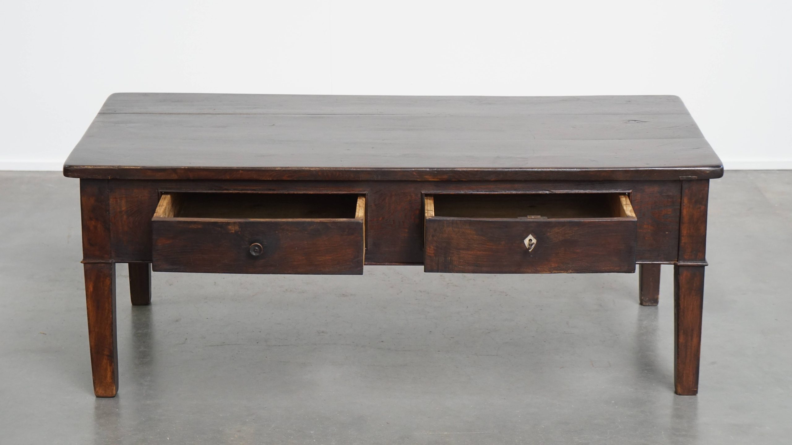 Schitterende Antieke Zuid Europese Kastanjehouten Salontafel Met 2 Lades image 4